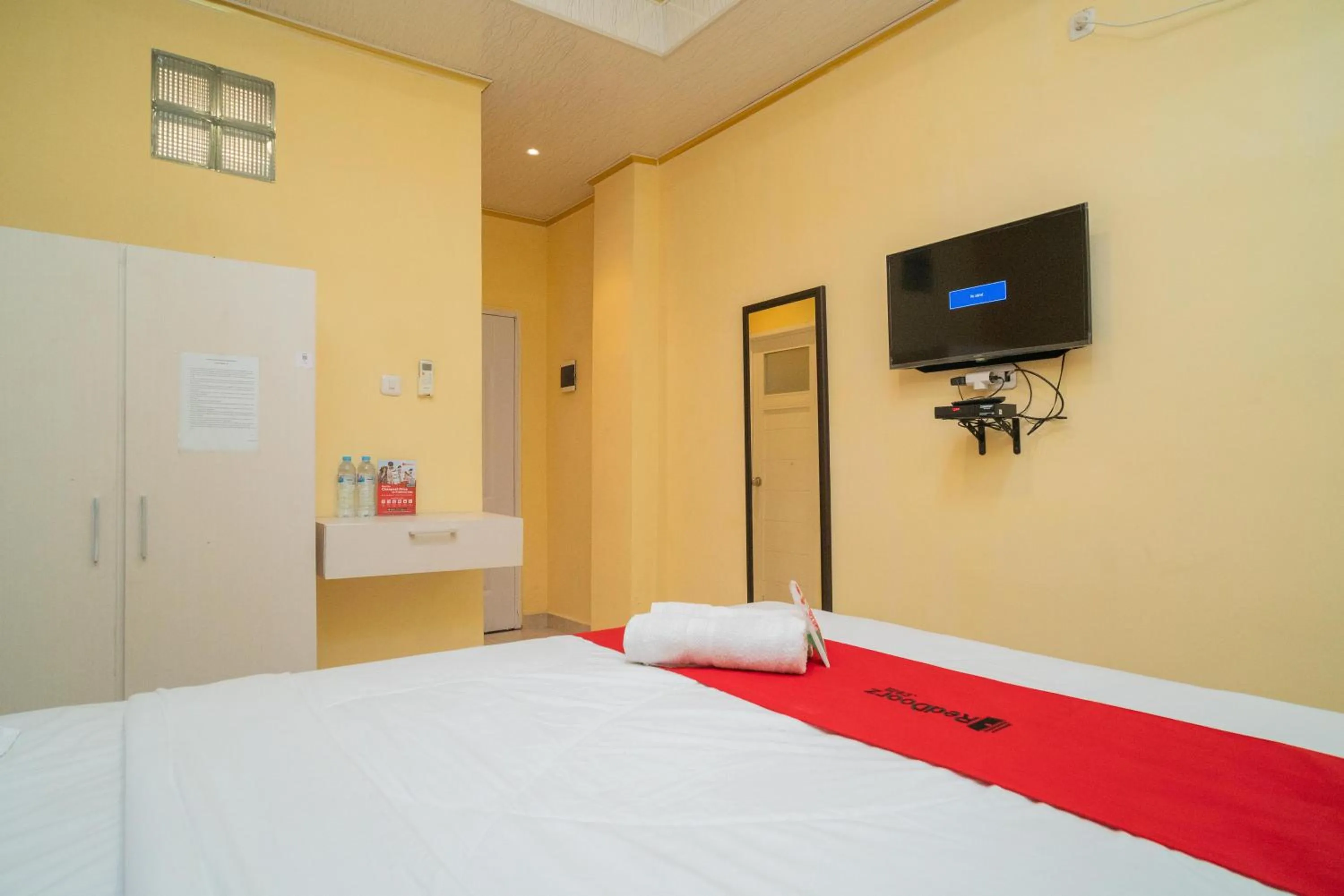Bed in RedDoorz Plus Syariah near Pasar Turi
