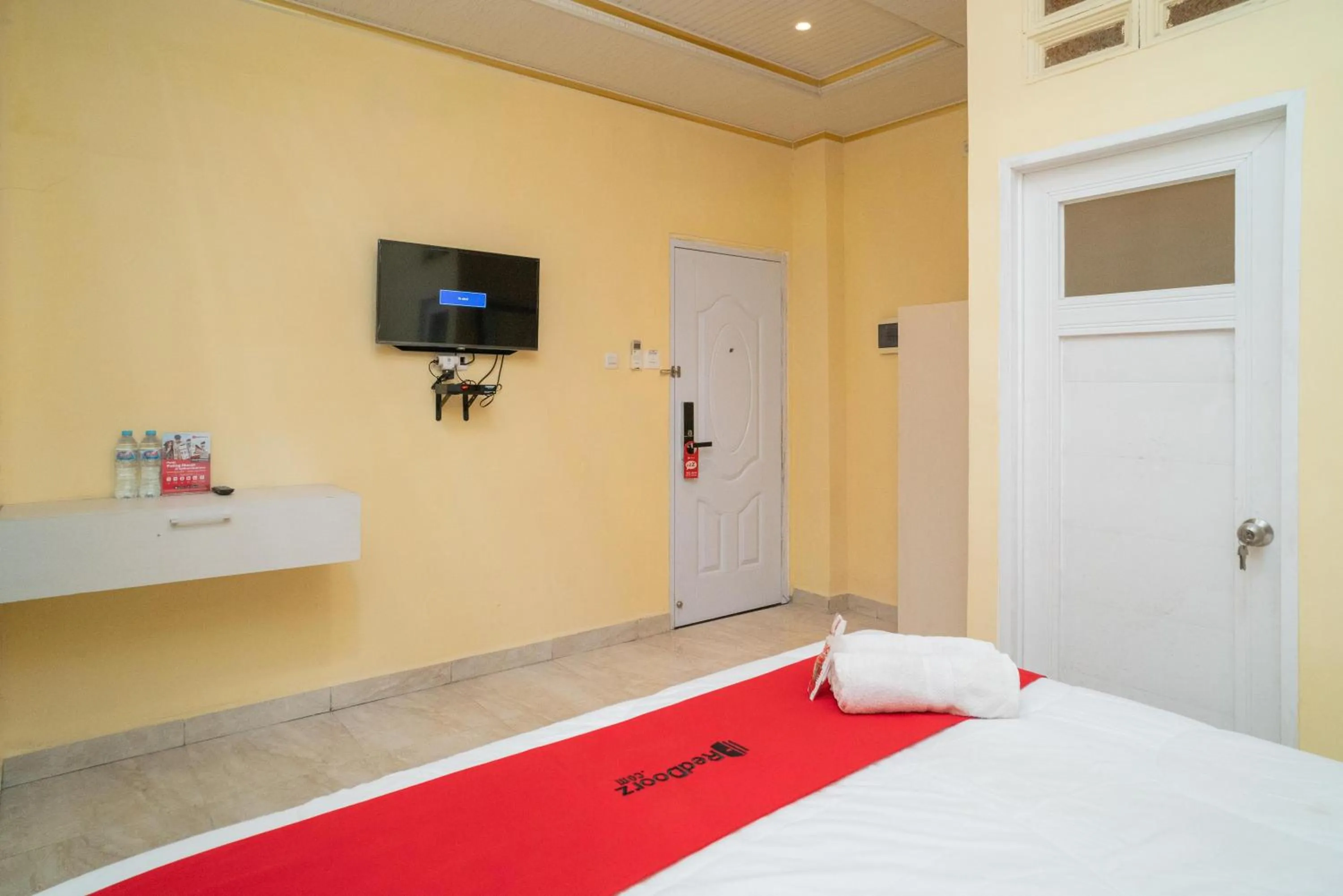 Bed in RedDoorz Plus Syariah near Pasar Turi