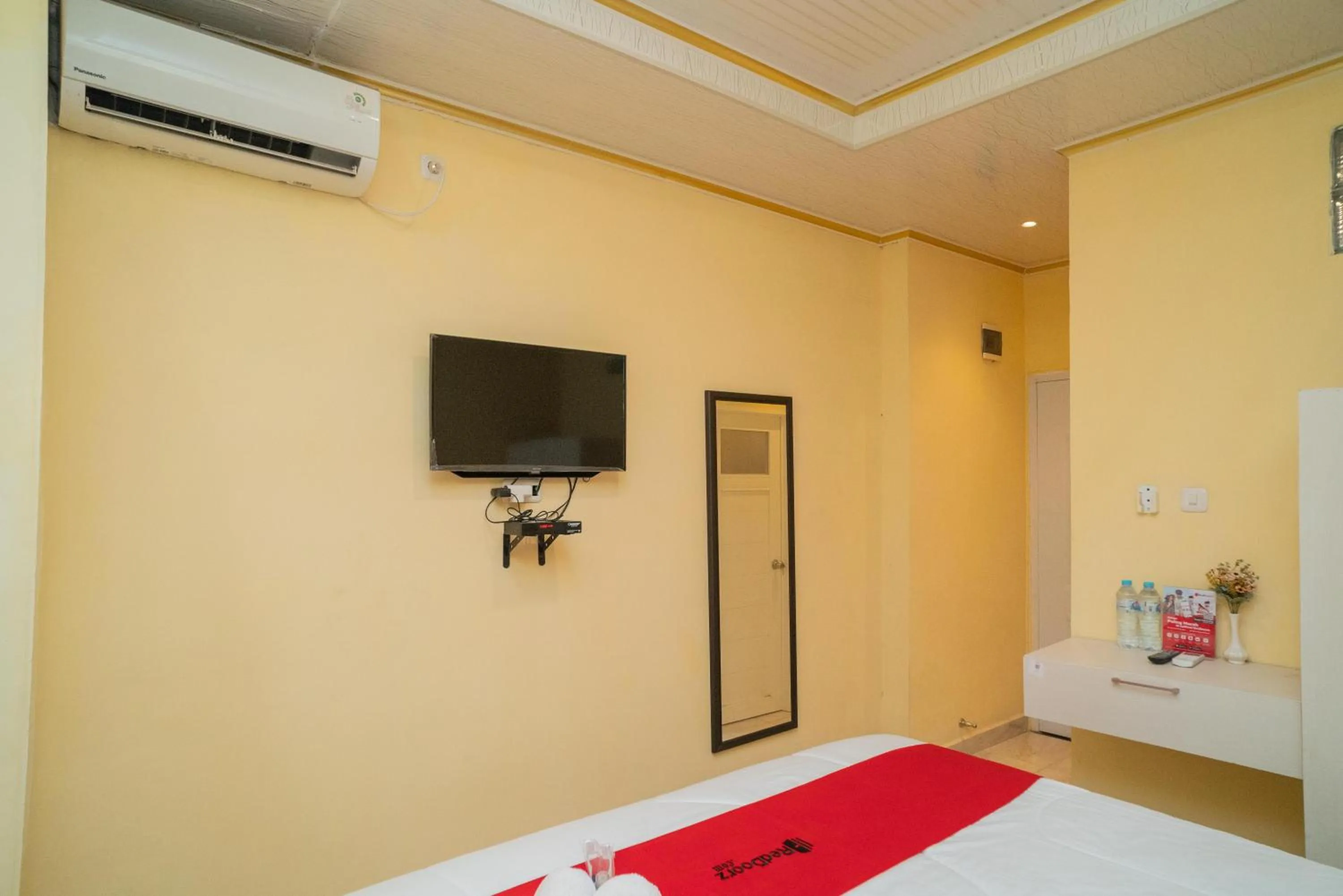 Bed in RedDoorz Plus Syariah near Pasar Turi