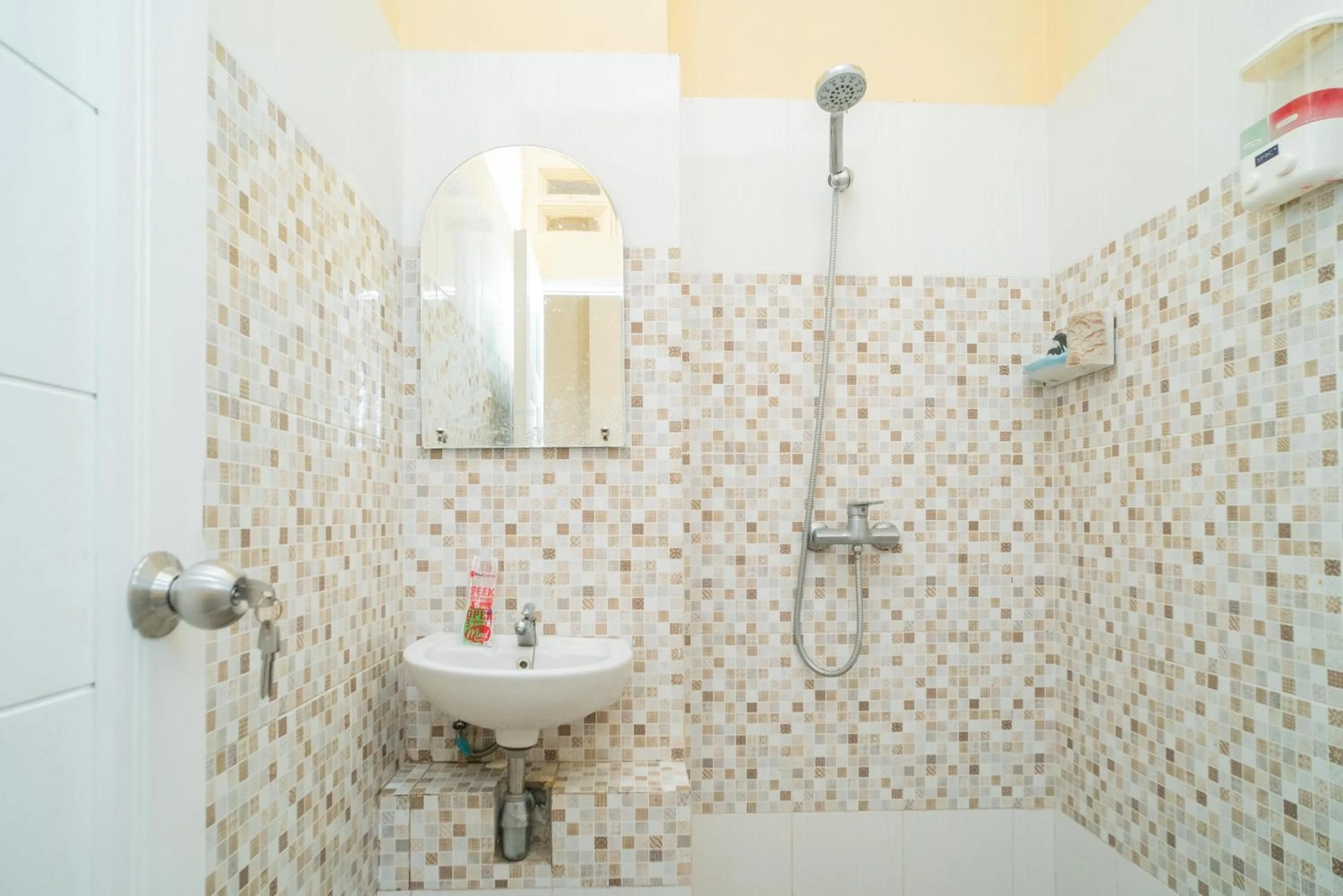 Bathroom in RedDoorz Plus Syariah near Pasar Turi