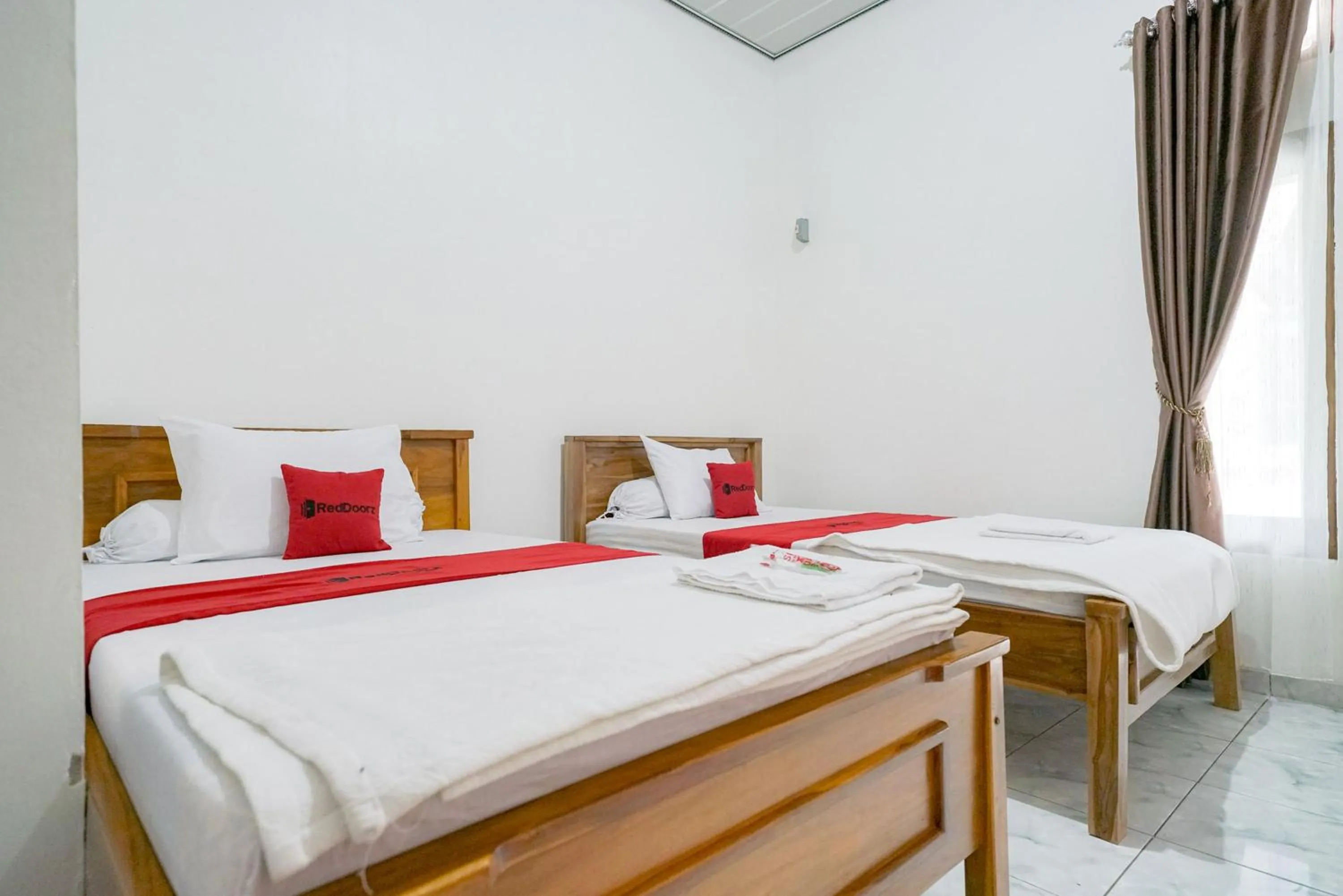 Bedroom, Bed in RedDoorz @ Seputih Jaya Lampung