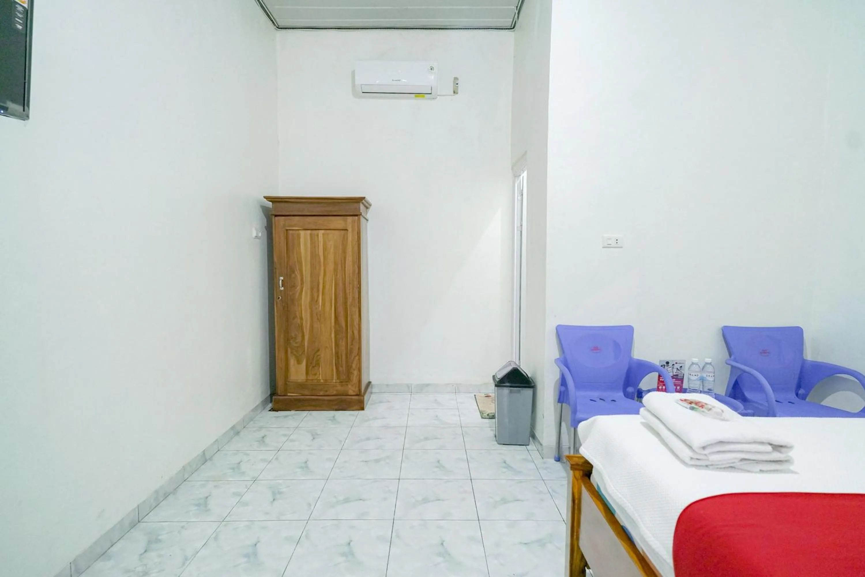 Bedroom, Bed in RedDoorz @ Seputih Jaya Lampung