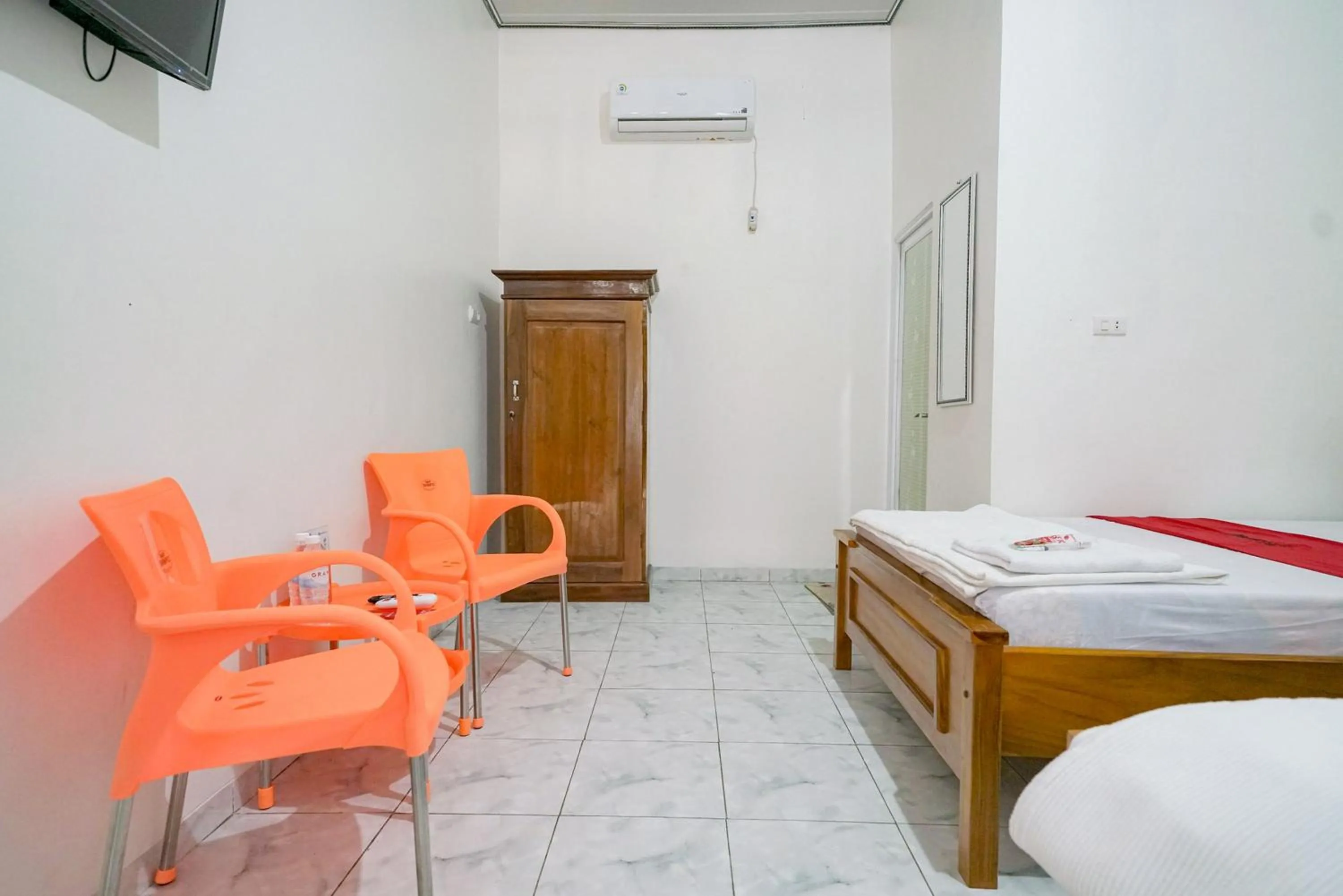 Bedroom, Bed in RedDoorz @ Seputih Jaya Lampung