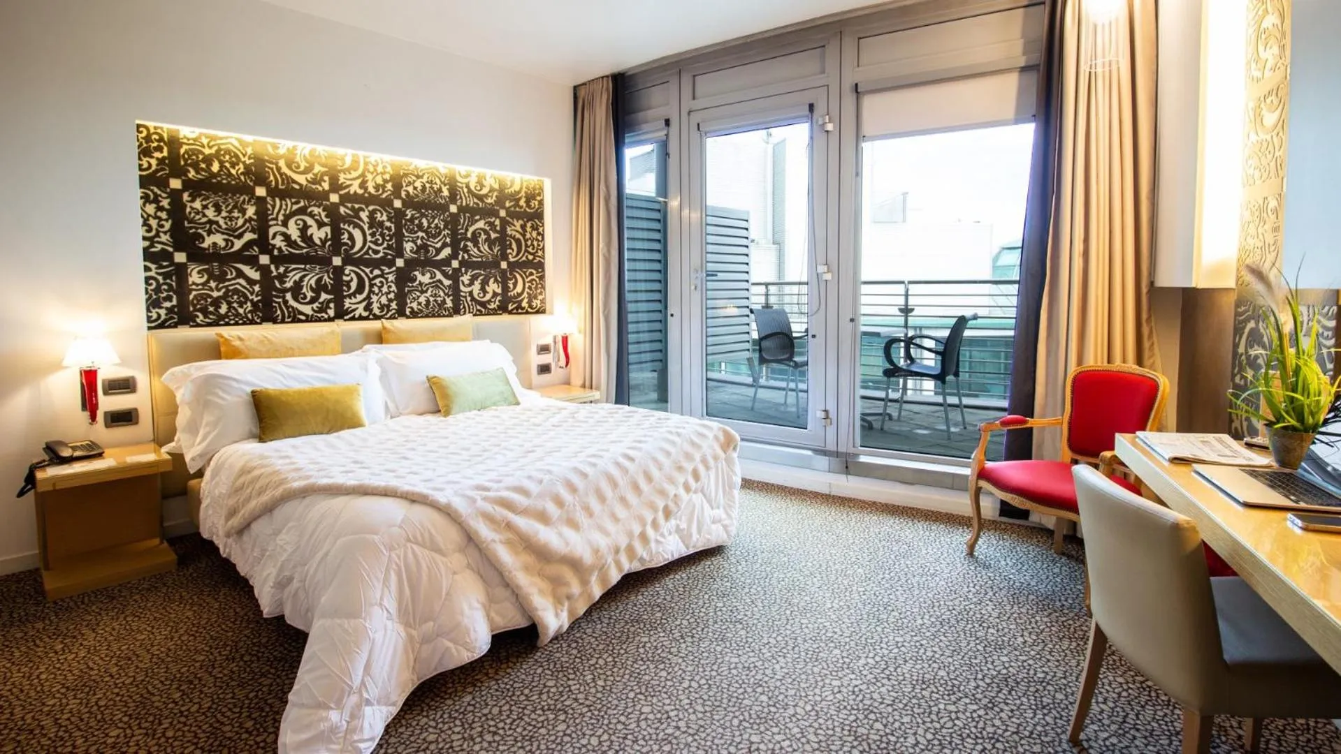 Bedroom, Bed in Antony Palace Hotel - Venice Airport