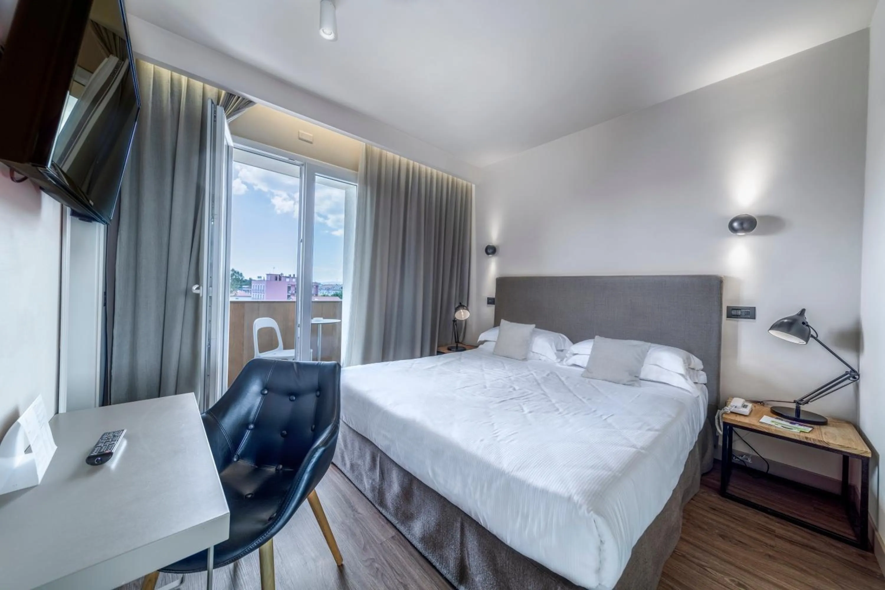 Bed in Hotel Select Suites & Spa - Apartments