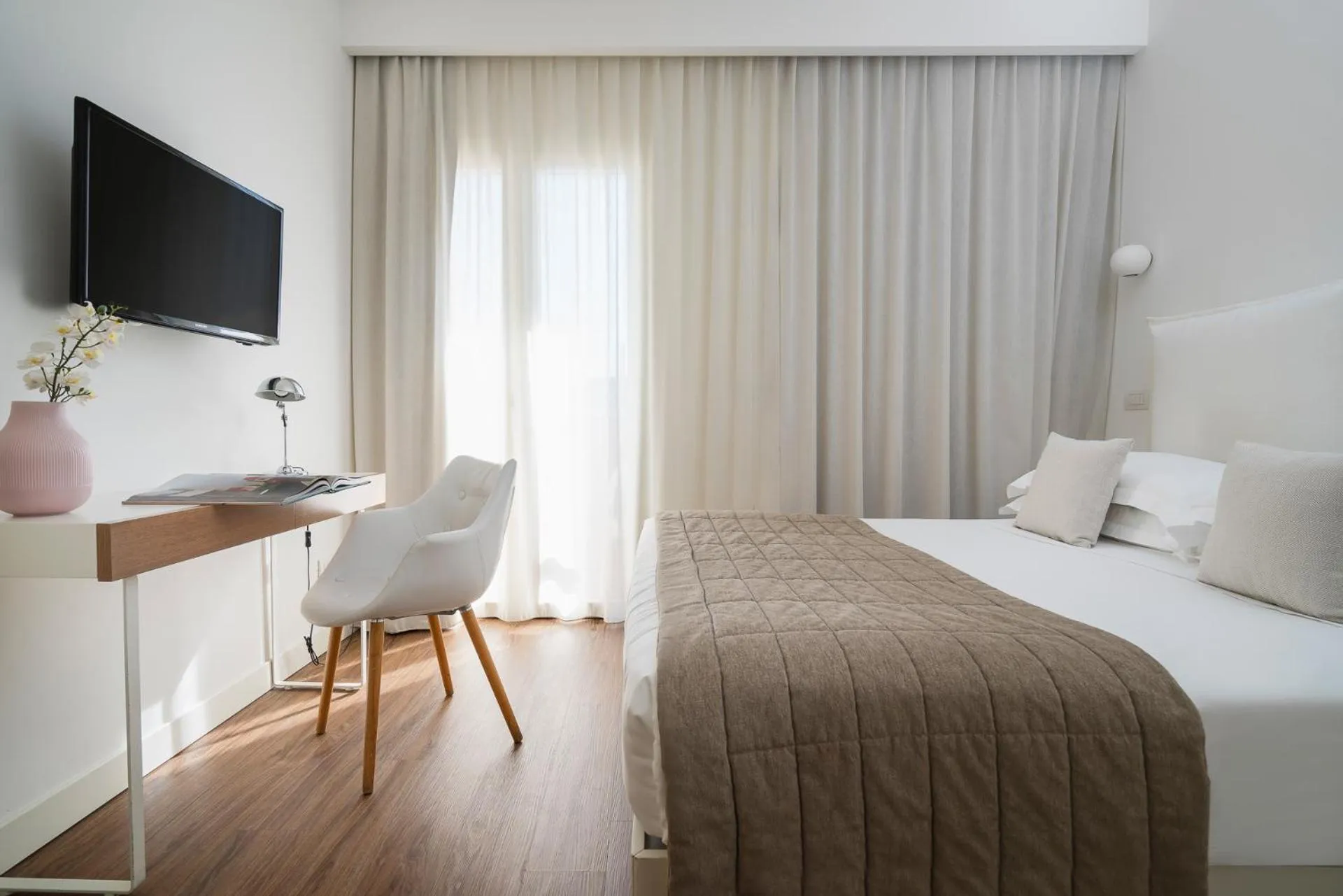 Bed in Hotel Select Suites & Spa - Apartments