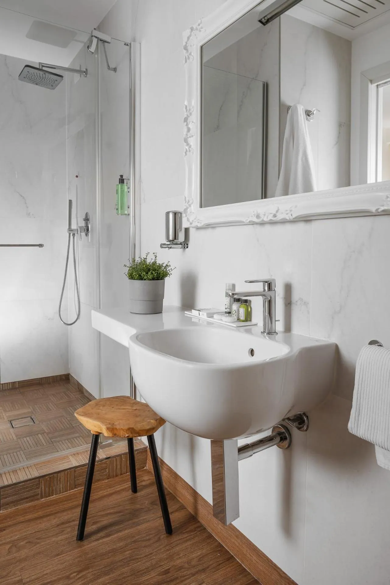 Shower in Hotel Select Suites & Spa - Apartments