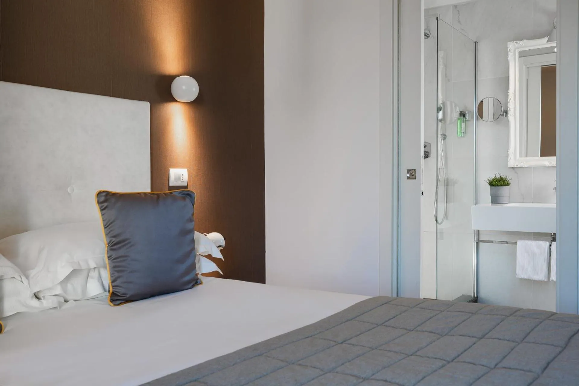 Bed in Hotel Select Suites & Spa - Apartments