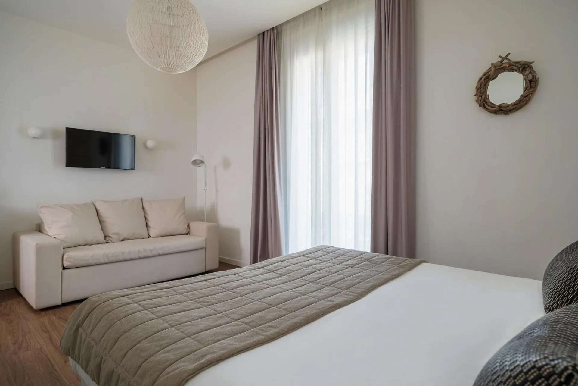 Bed in Hotel Select Suites & Spa - Apartments