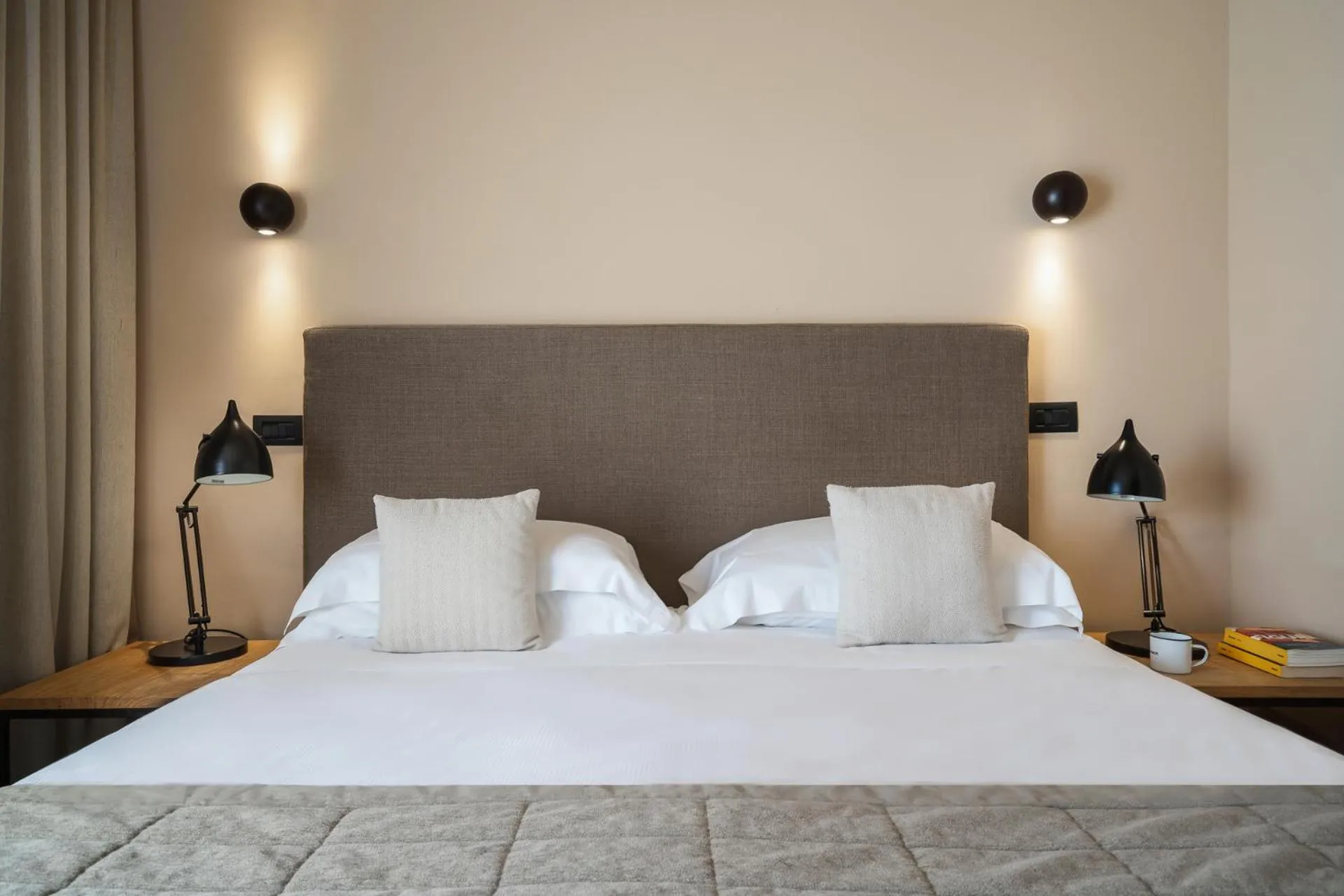 Bed in Hotel Select Suites & Spa - Apartments