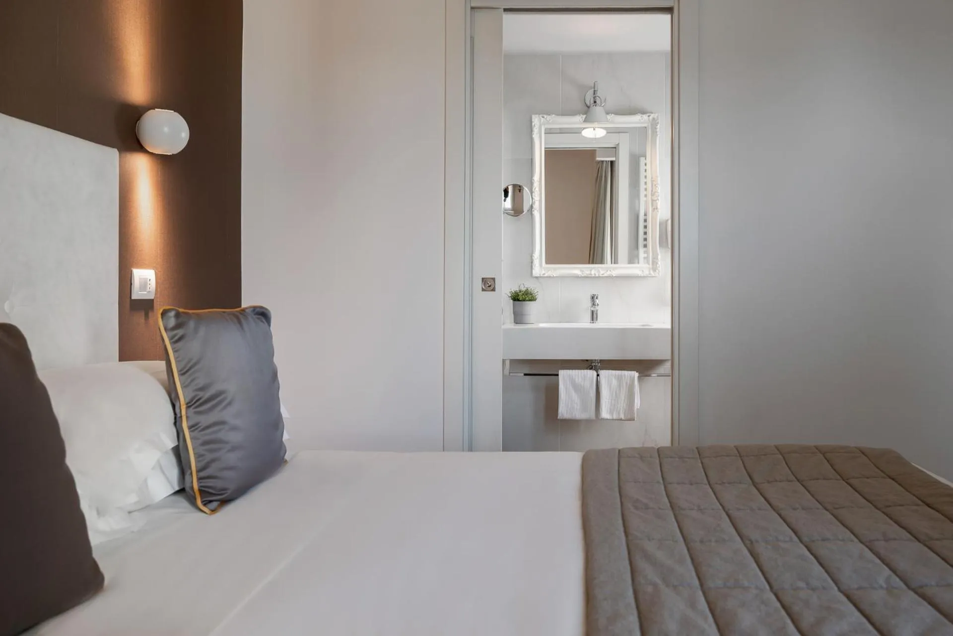 Shower, Bed in Hotel Select Suites & Spa - Apartments