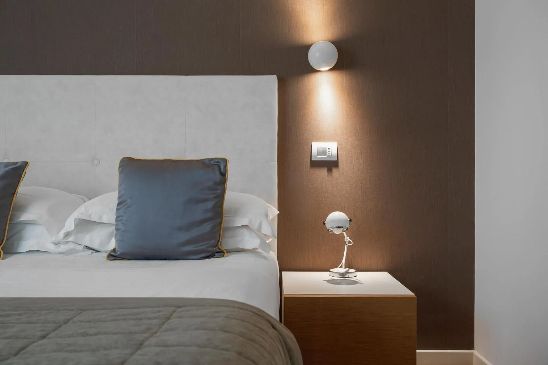 Bed in Hotel Select Suites & Spa - Apartments