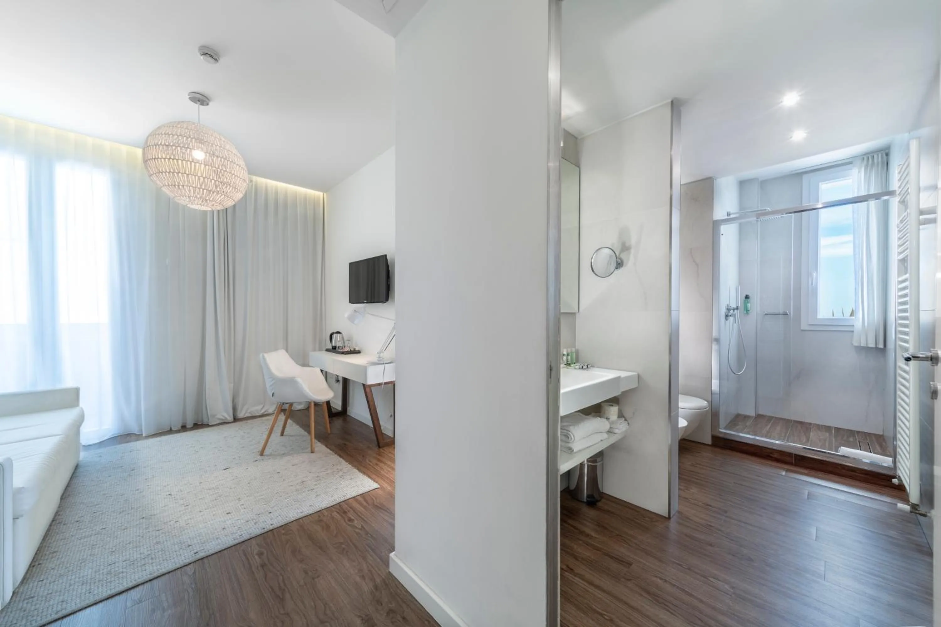 Bathroom, Bed in Hotel Select Suites & Spa - Apartments