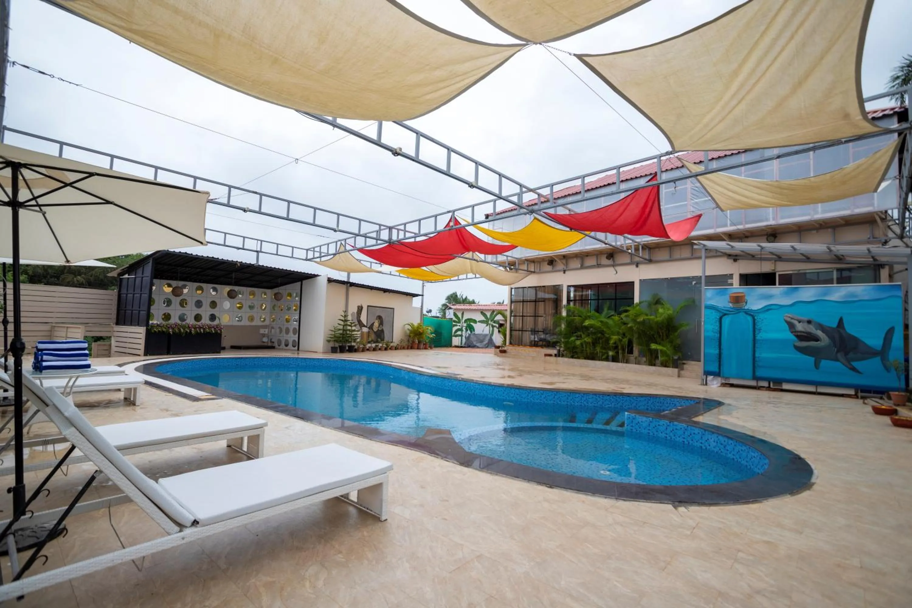 Swimming pool in Koko Maya by Stone Wood Comfort