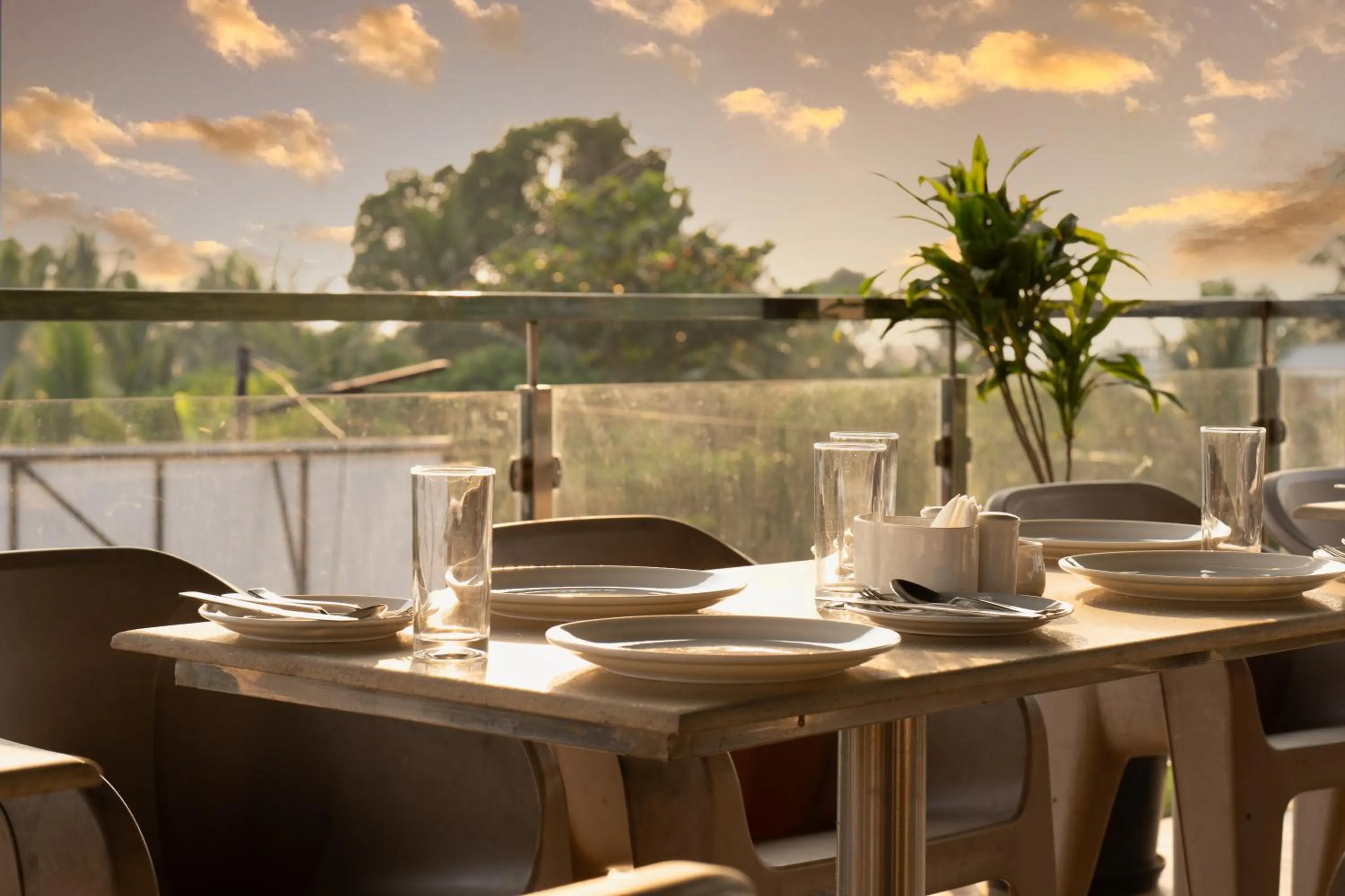 Dining area in Koko Maya by Stone Wood Comfort