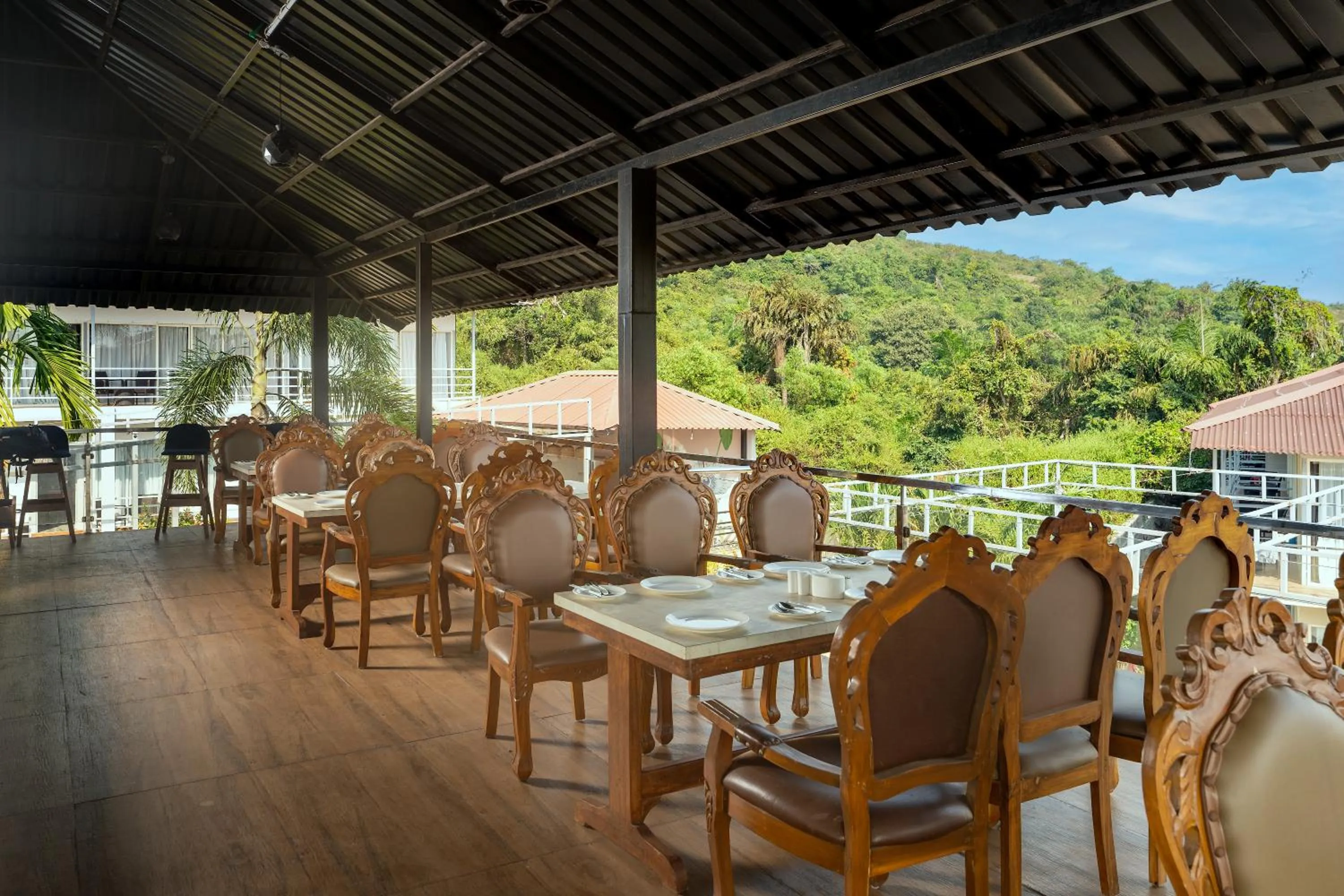 Dining area in Koko Maya by Stone Wood Comfort
