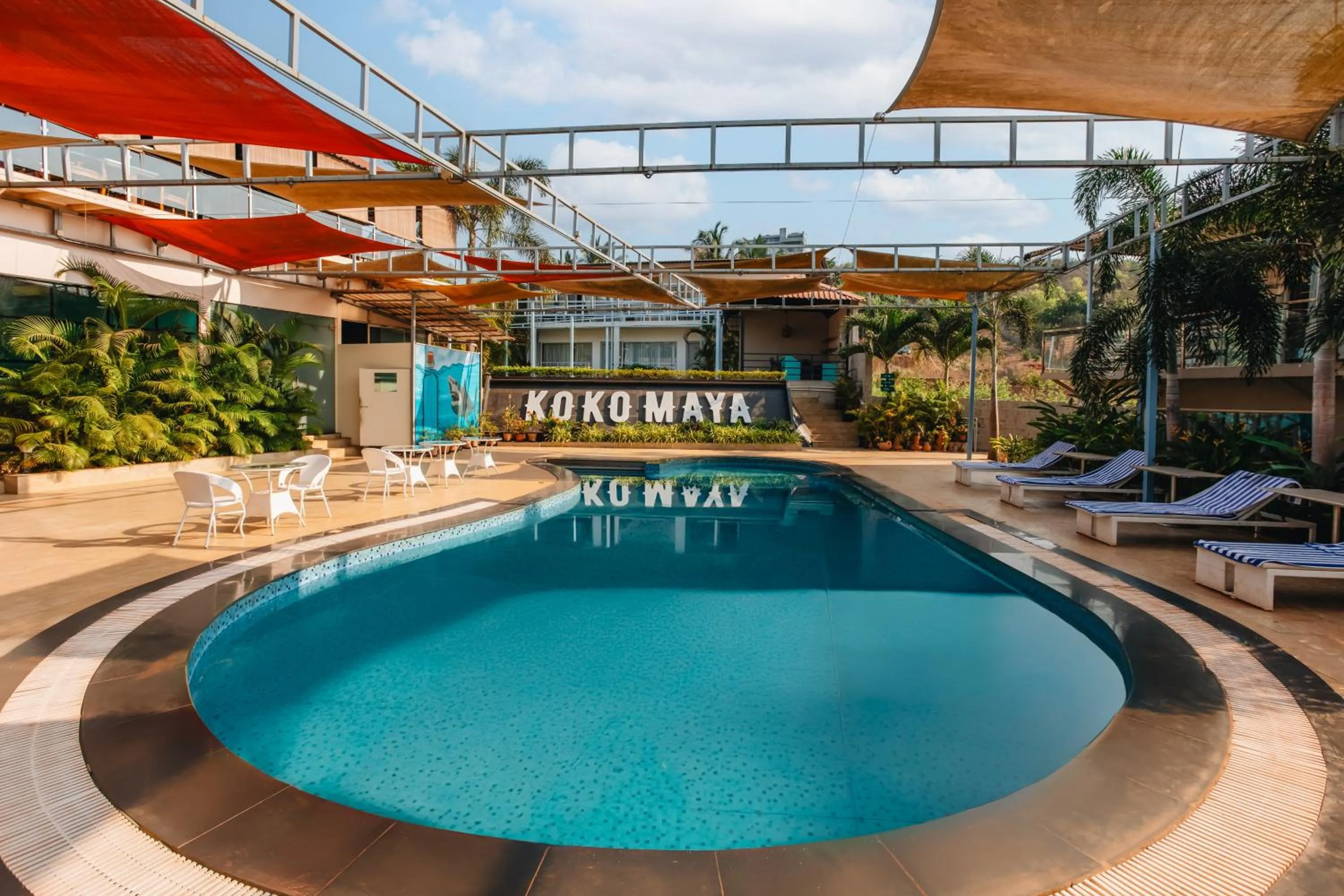 Swimming pool in Koko Maya by Stone Wood Comfort