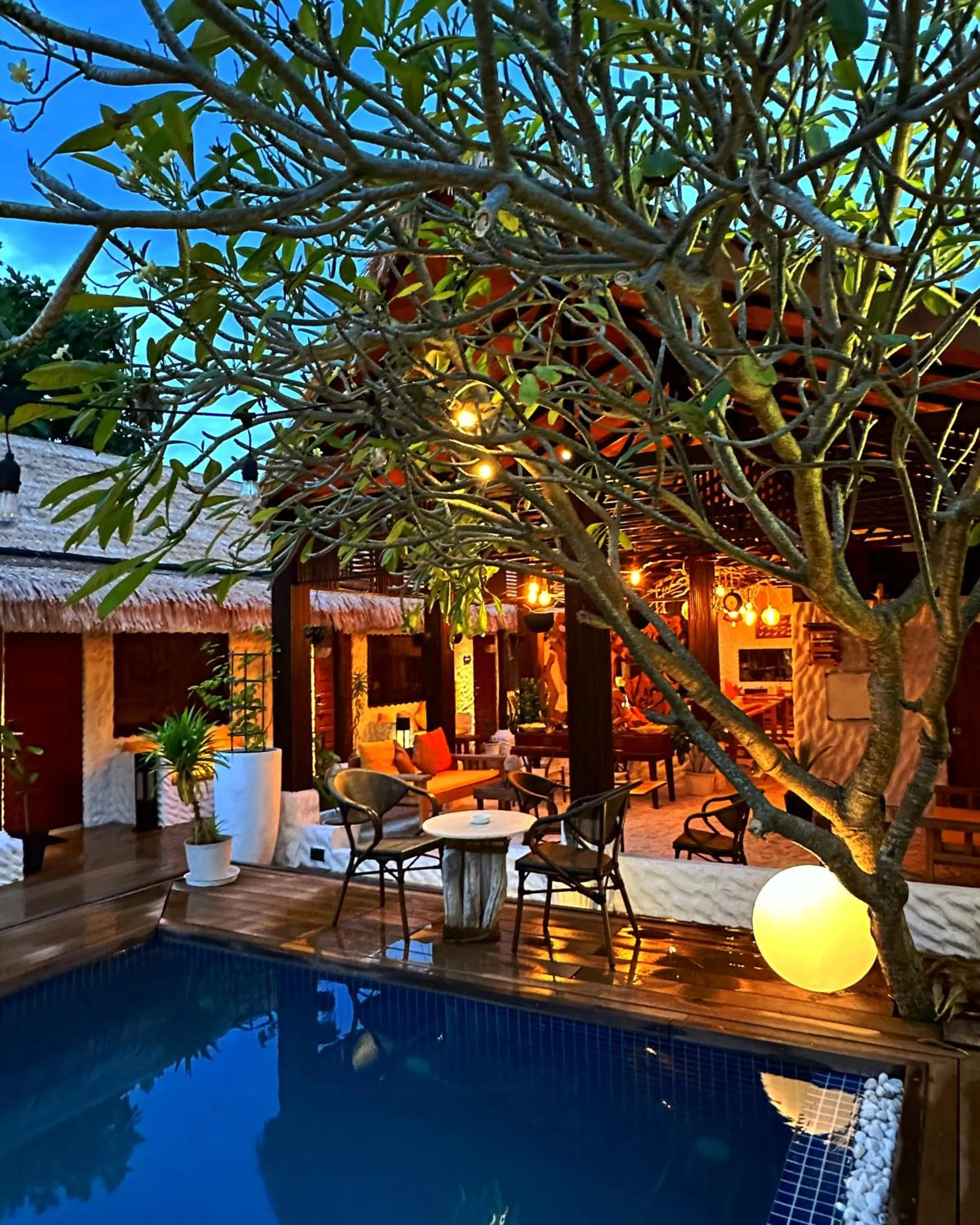 Restaurant/places to eat in Atholhu Residence