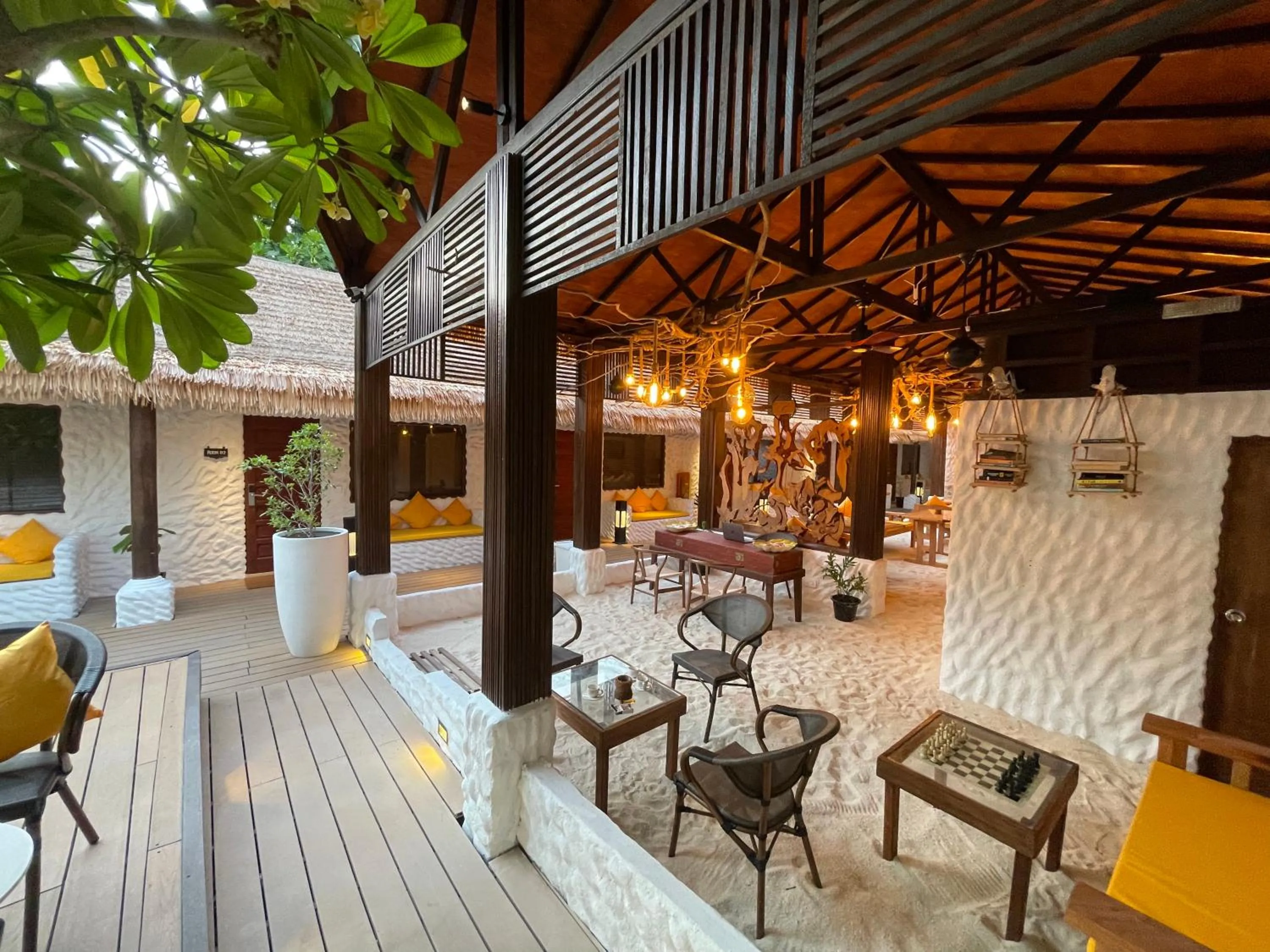 Restaurant/places to eat in Atholhu Residence