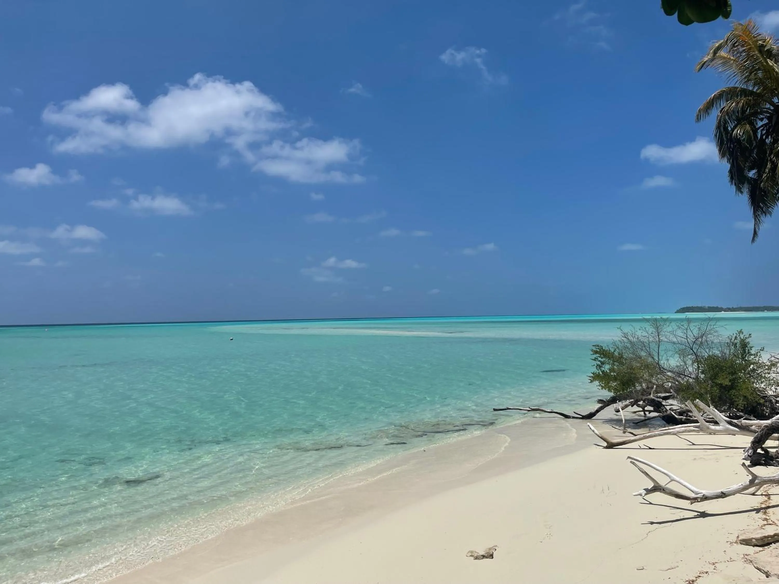 Beach in Atholhu Residence