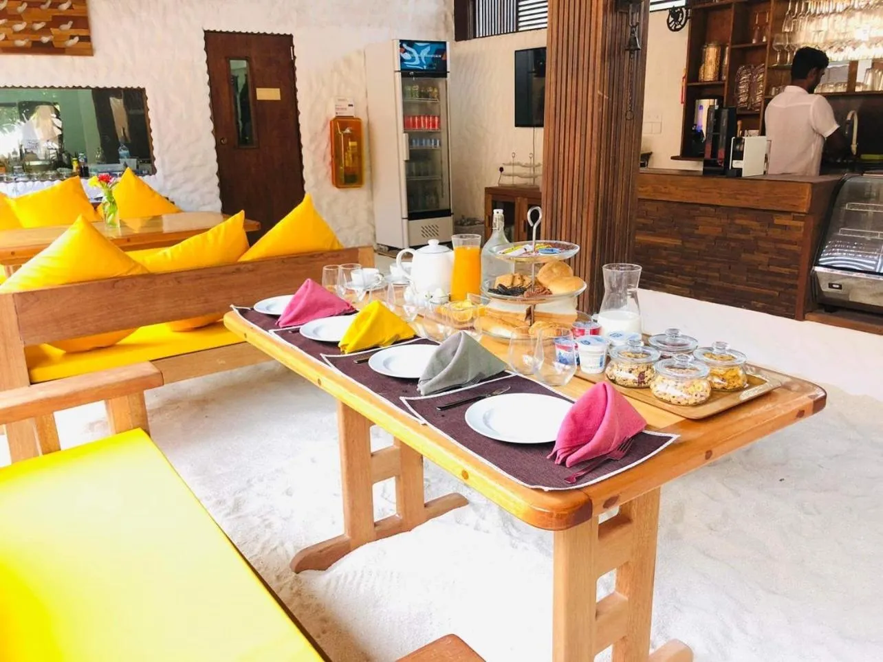 Restaurant/places to eat in Atholhu Residence