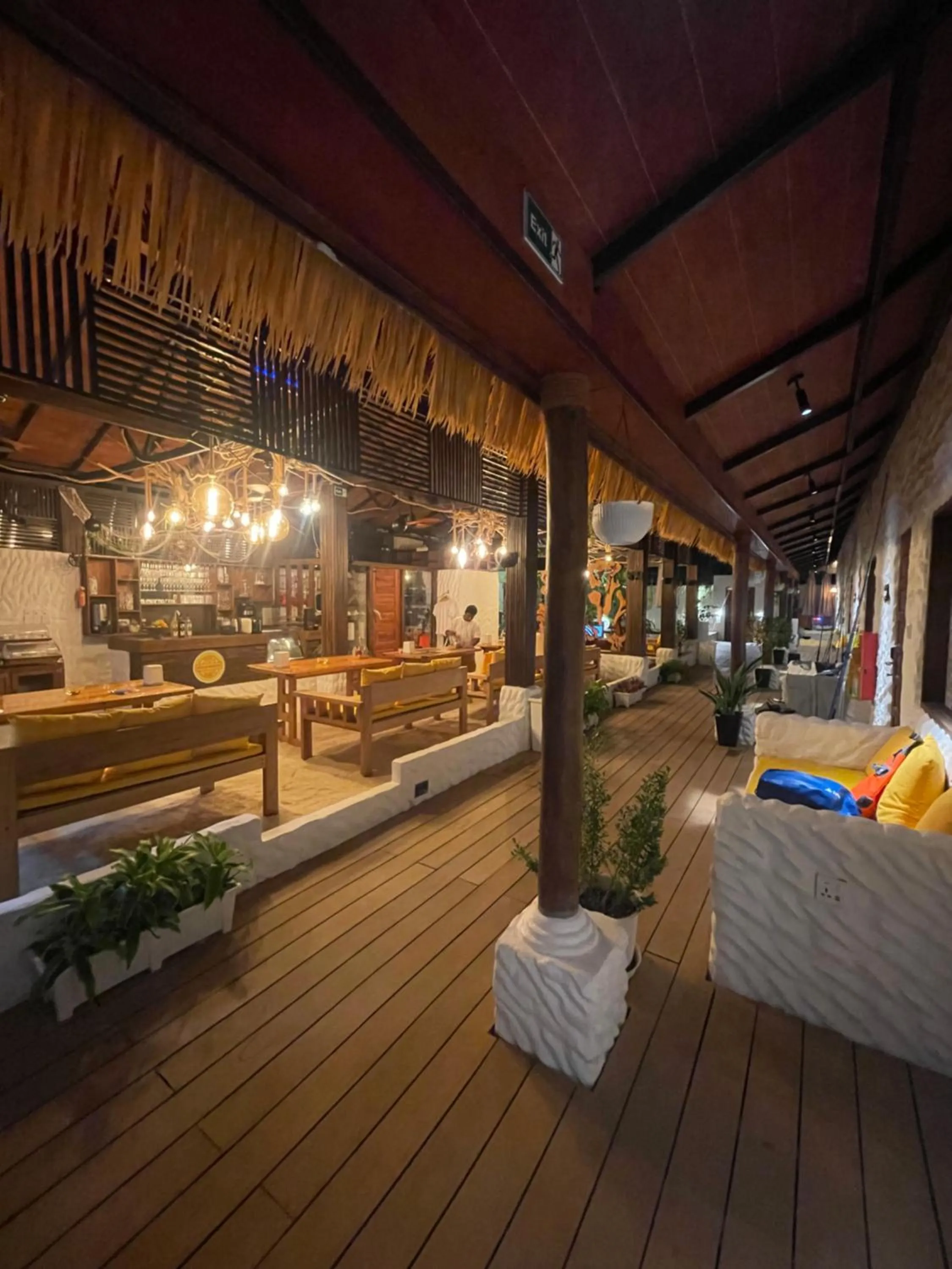 Restaurant/places to eat in Atholhu Residence