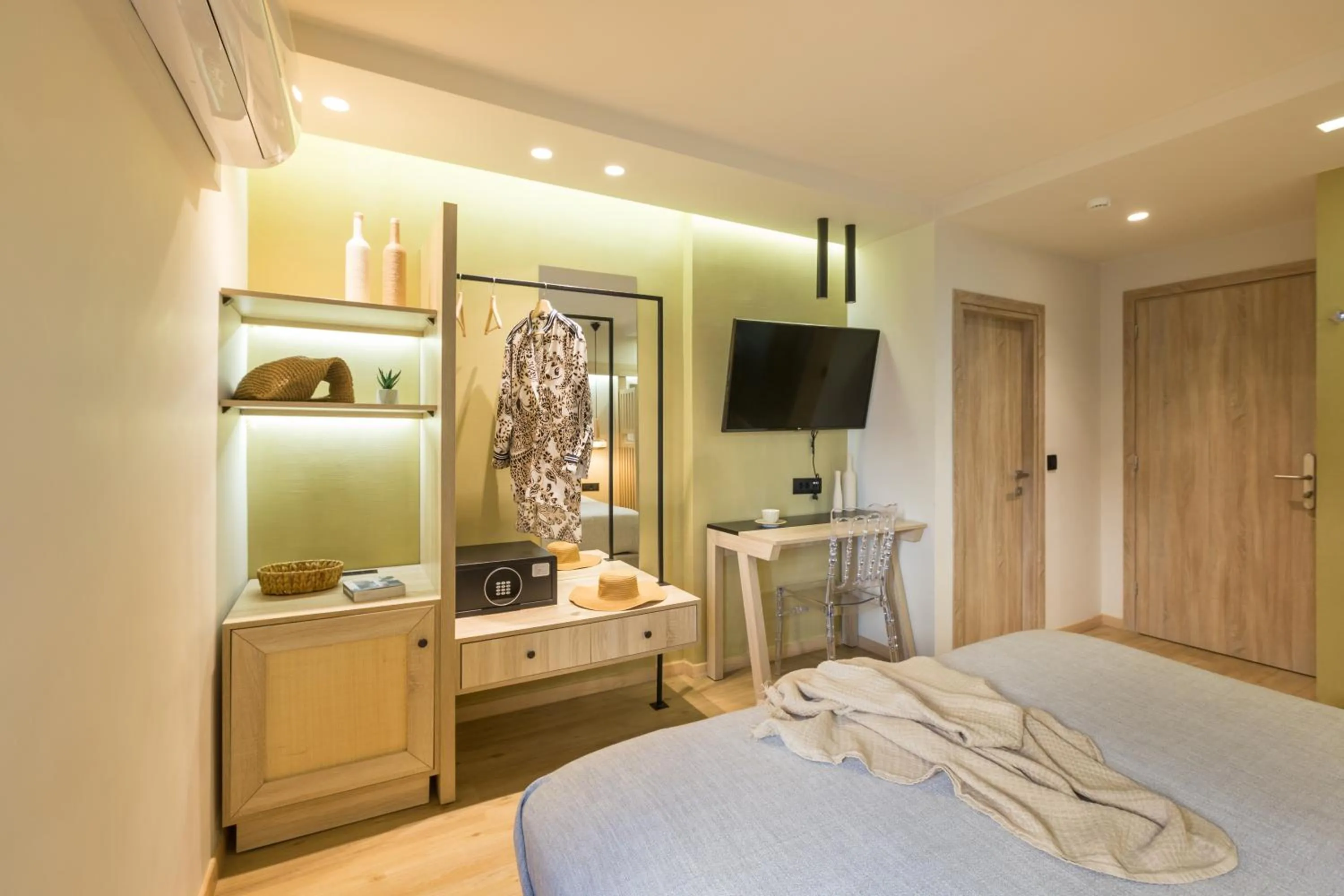 Photo of the whole room, Bed in C Suites