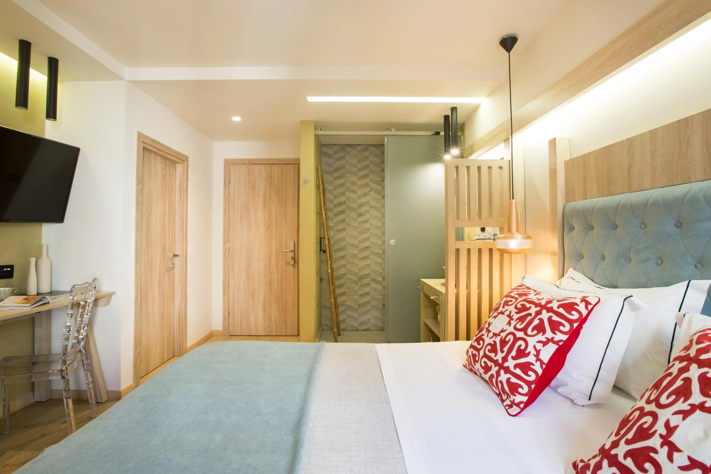 Photo of the whole room, Bed in C Suites