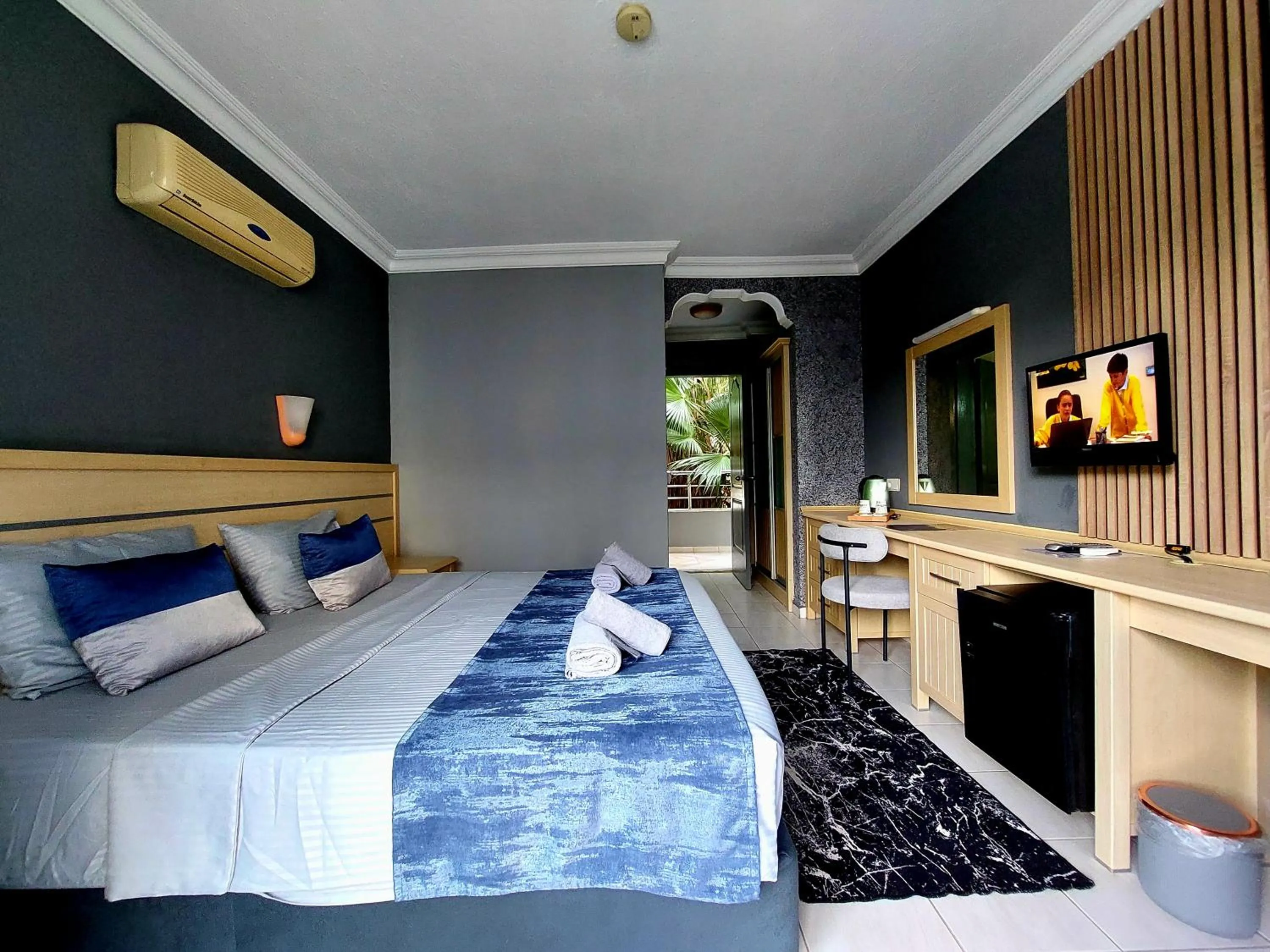 Communal lounge/ TV room in Summer rose hotel