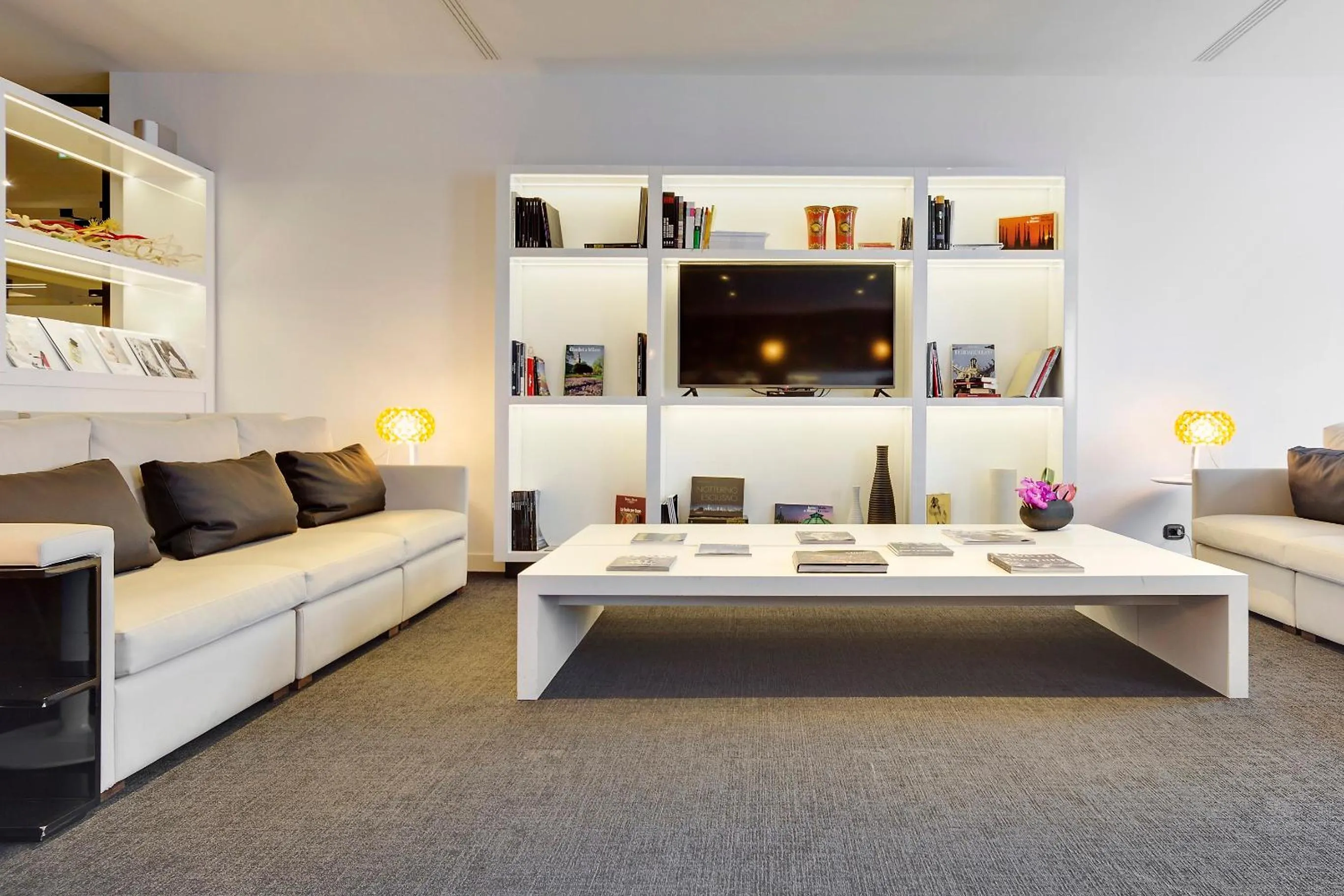 Communal lounge/ TV room in Meliá Milano