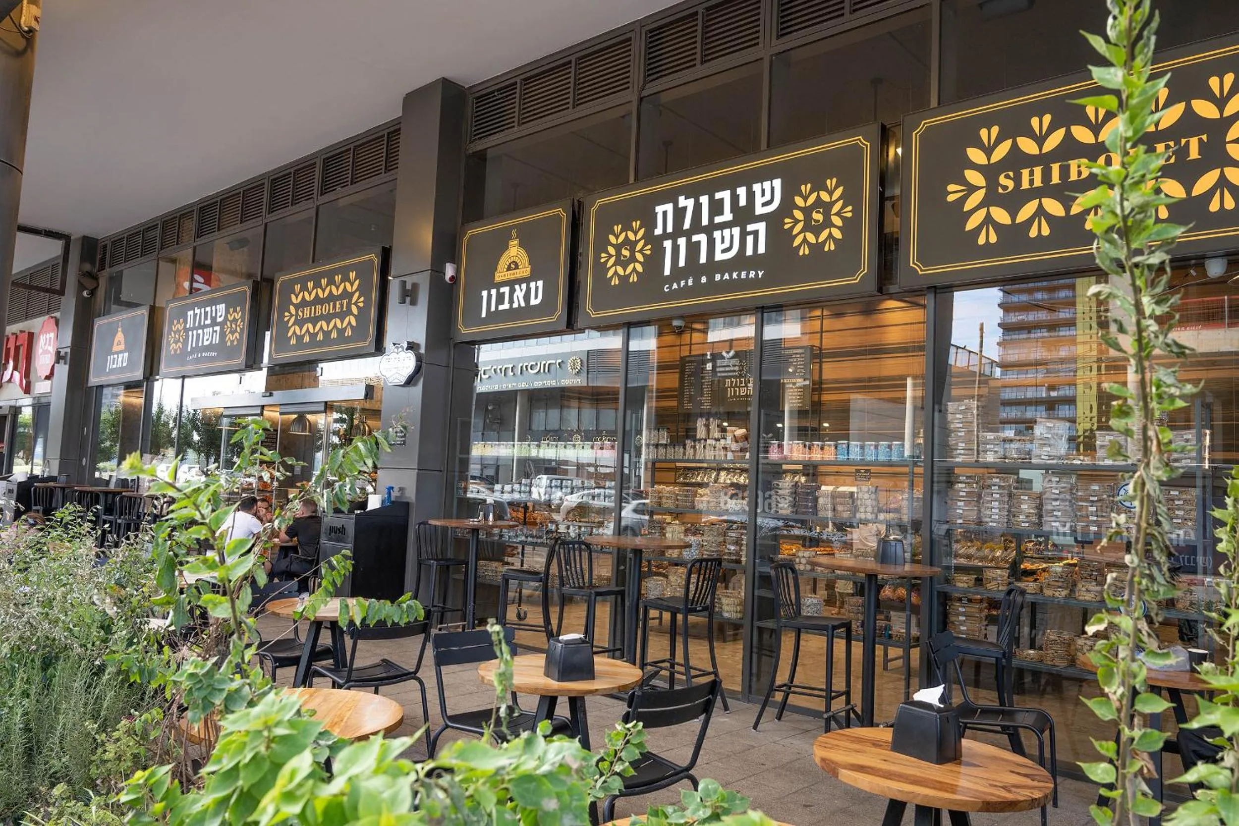 Restaurant/places to eat in Hi-Yam SeaView Apartments & Suites