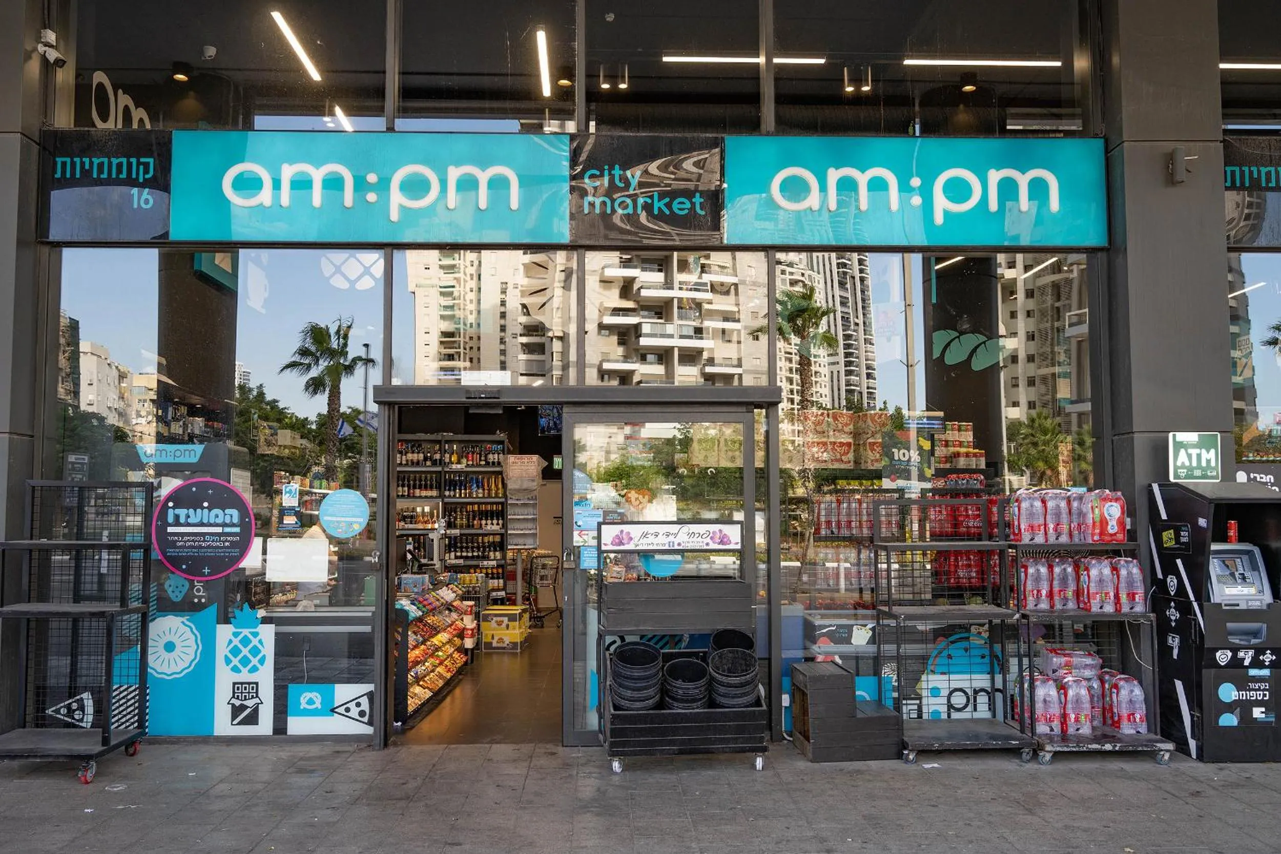 Supermarket/grocery shop in Hi-Yam SeaView Apartments & Suites