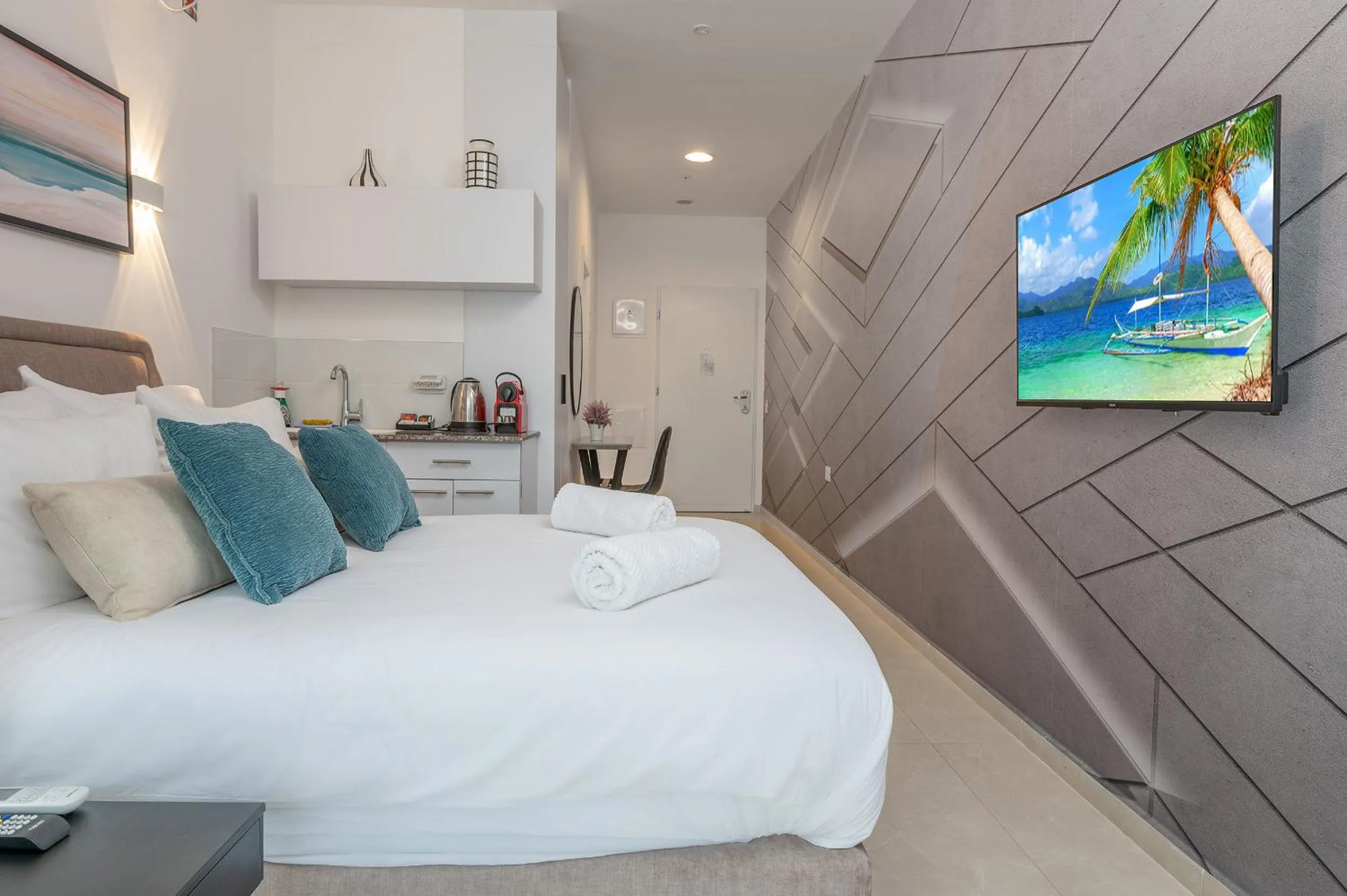 Photo of the whole room, Bed in Hi-Yam SeaView Apartments & Suites