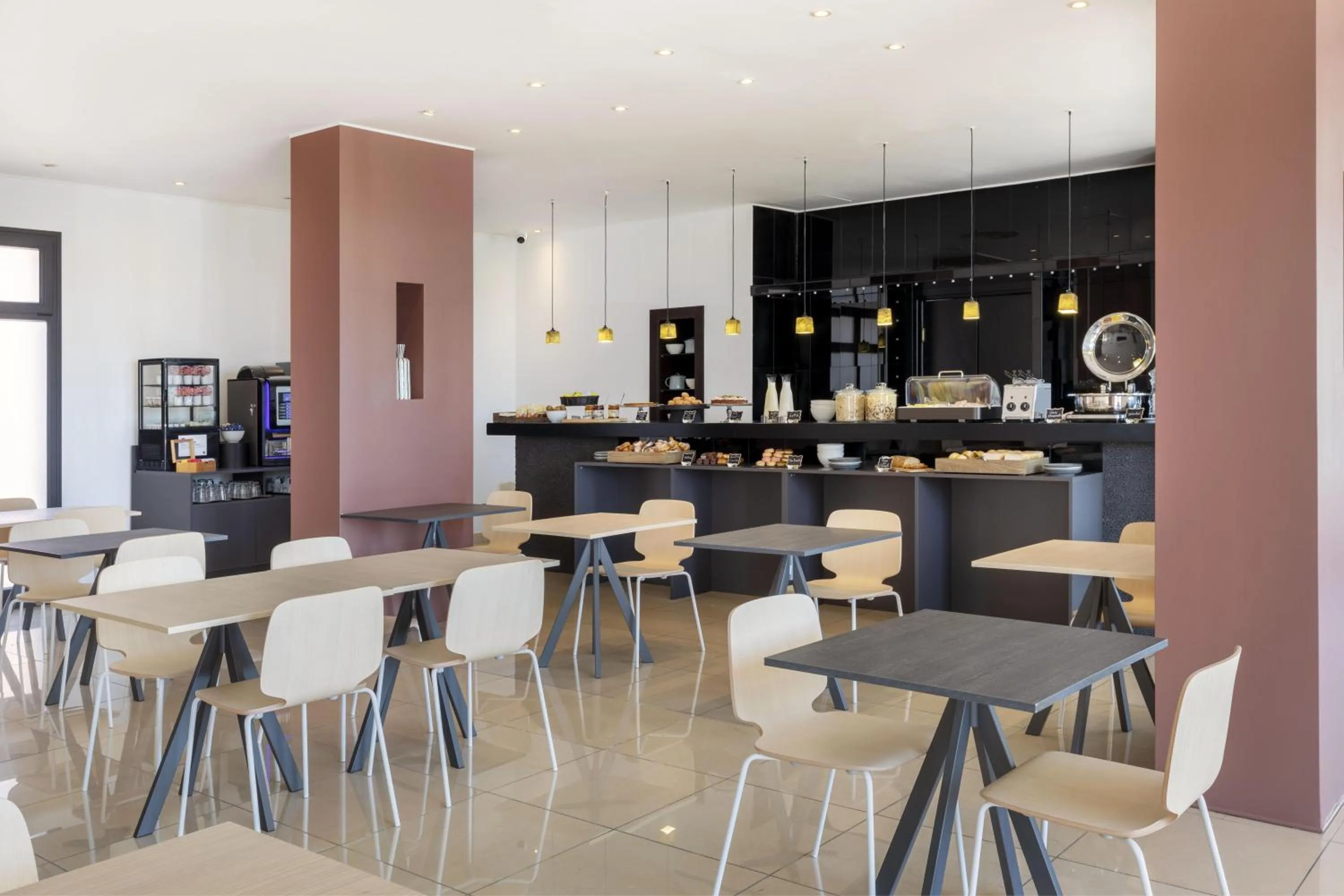 Lounge or bar in B&B Hotel Sassuolo