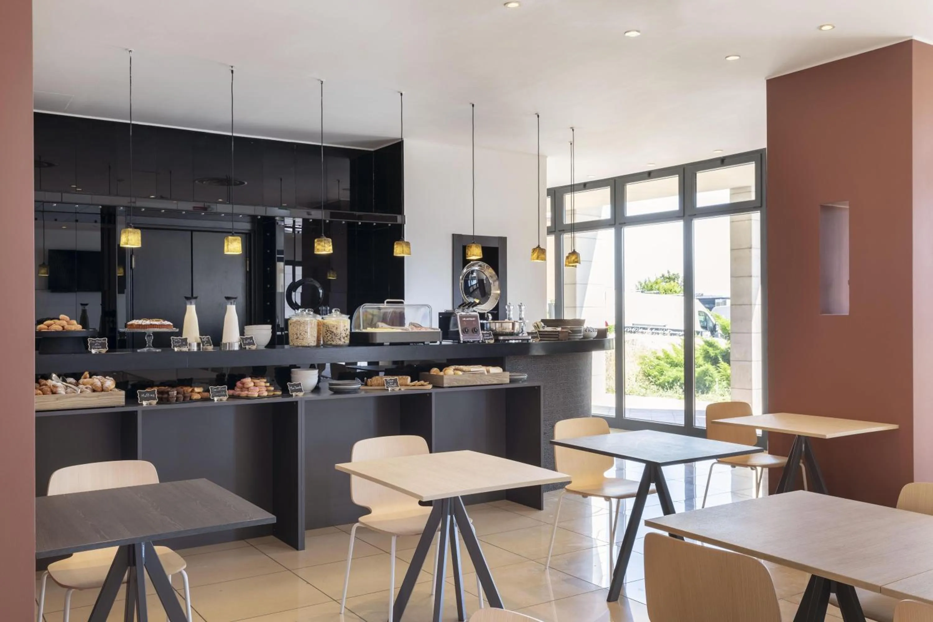 Lounge or bar in B&B Hotel Sassuolo