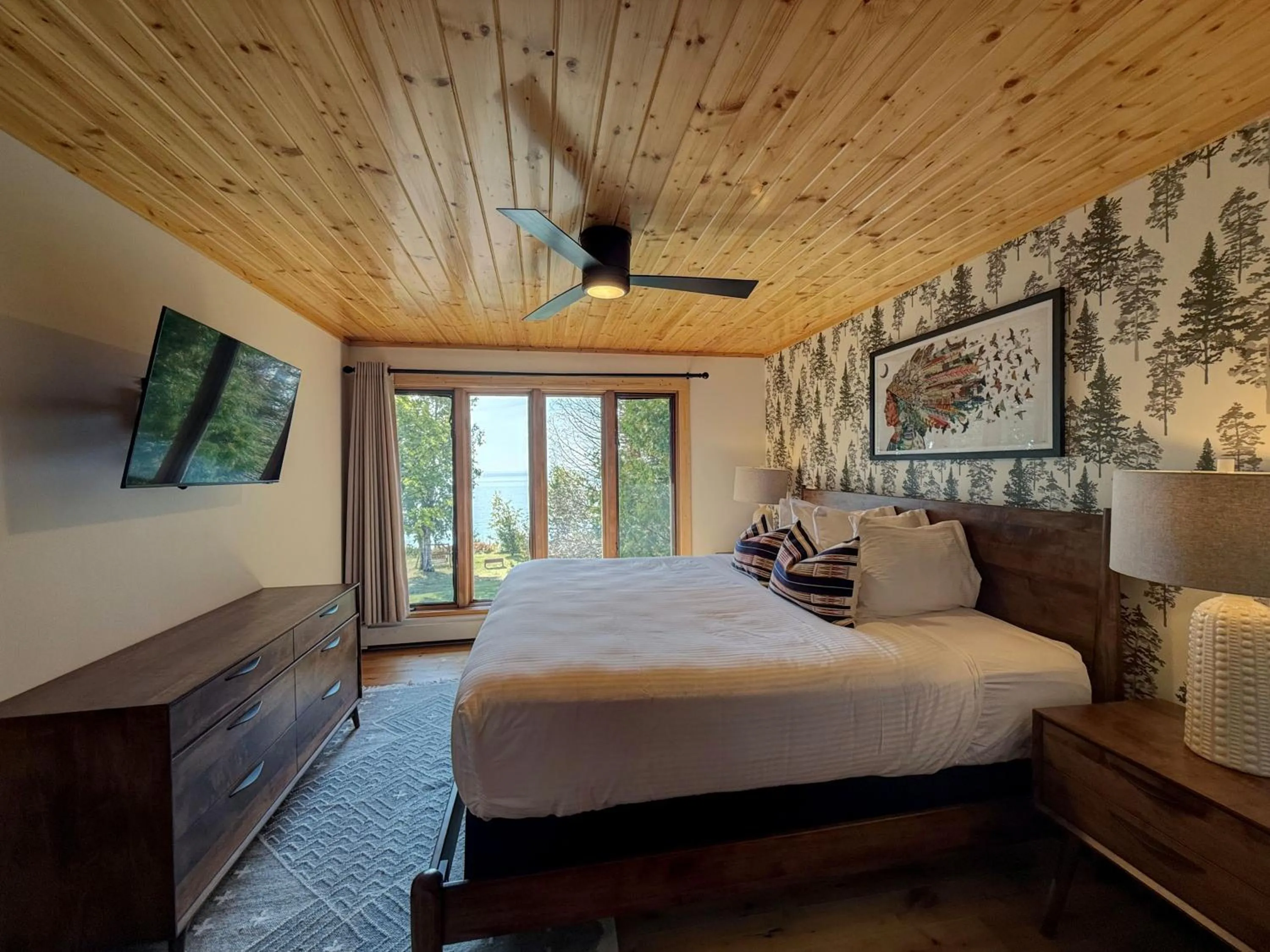 Bed in Thomsonite Inn on Lake Superior