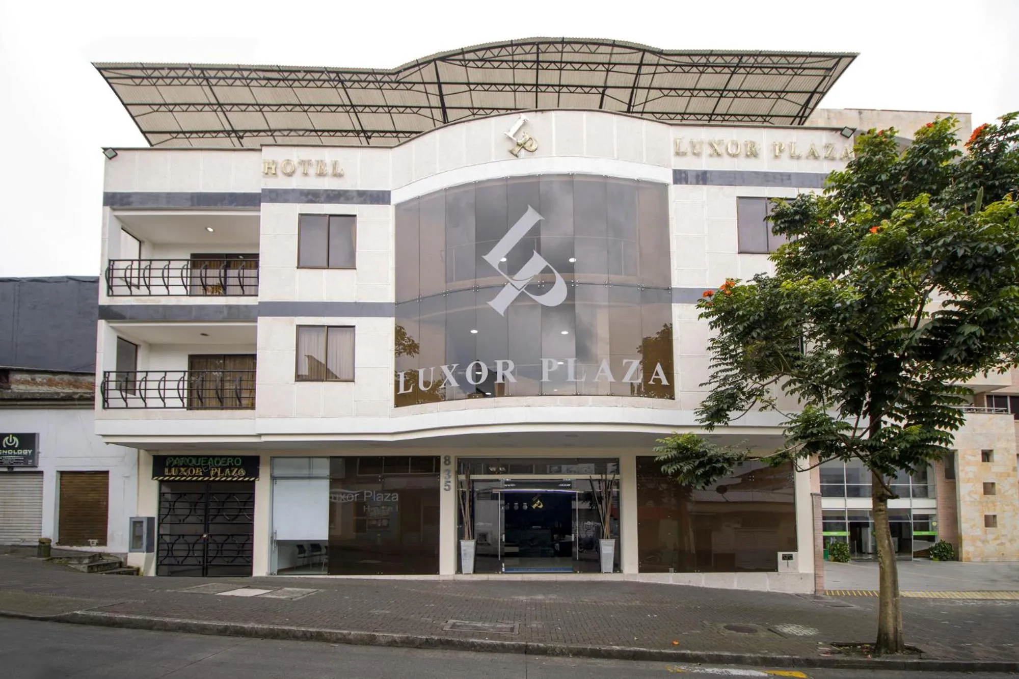 Property building in Hotel Luxor Pereira