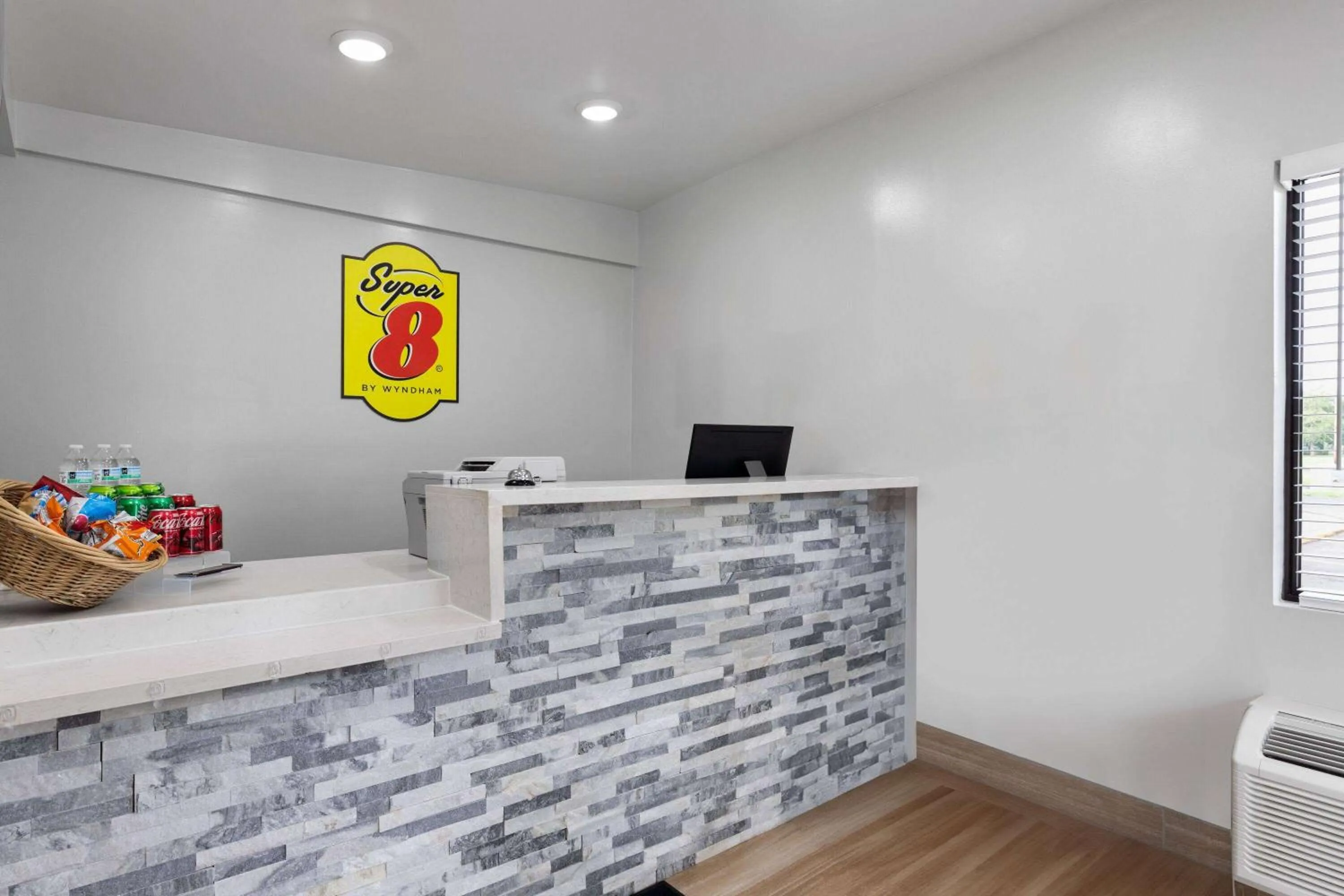 Lobby or reception in Super 8 by Wyndham Paducah I-24 Exit 4