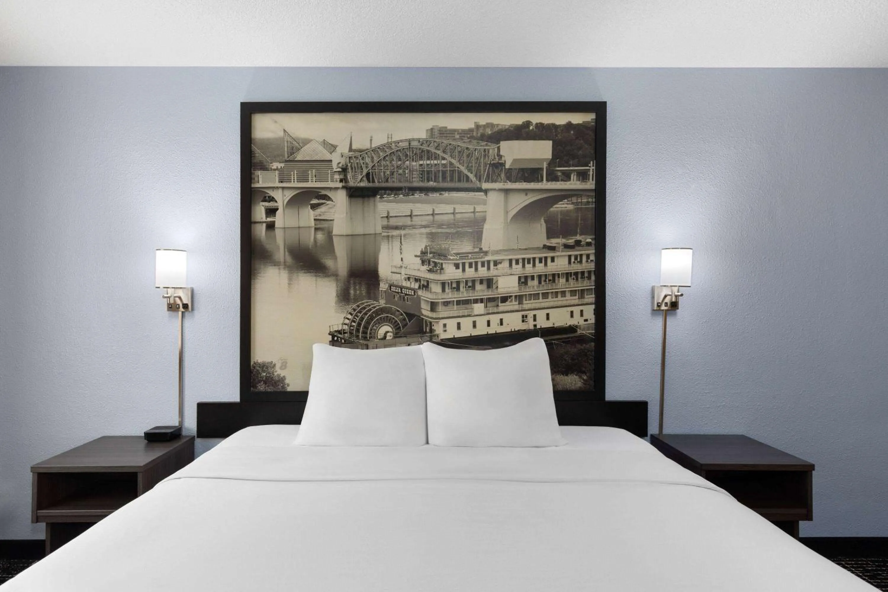 Photo of the whole room, Bed in Super 8 by Wyndham Paducah I-24 Exit 4