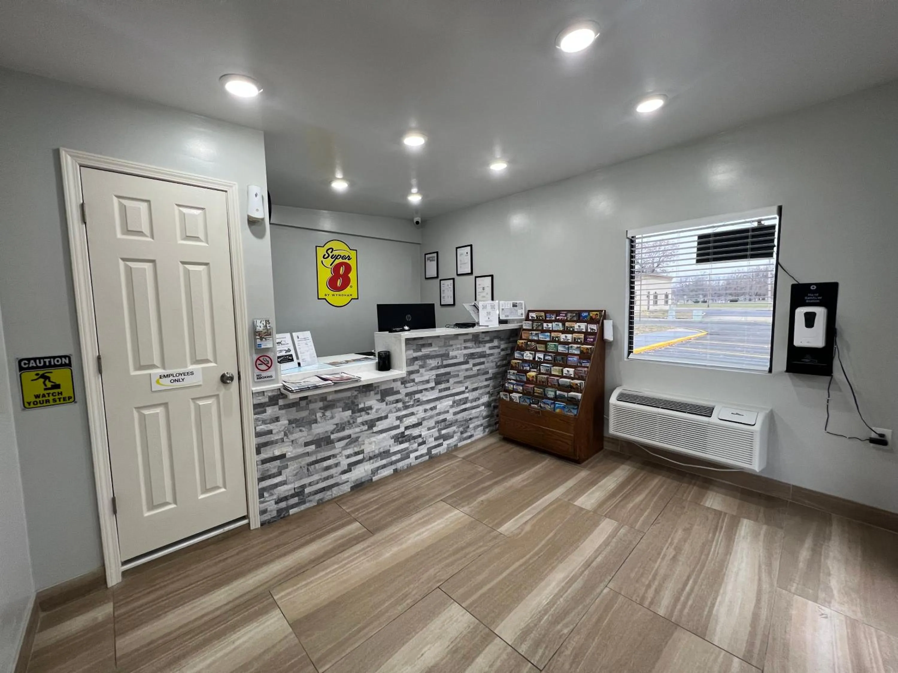 Lobby or reception in Super 8 by Wyndham Paducah I-24 Exit 4