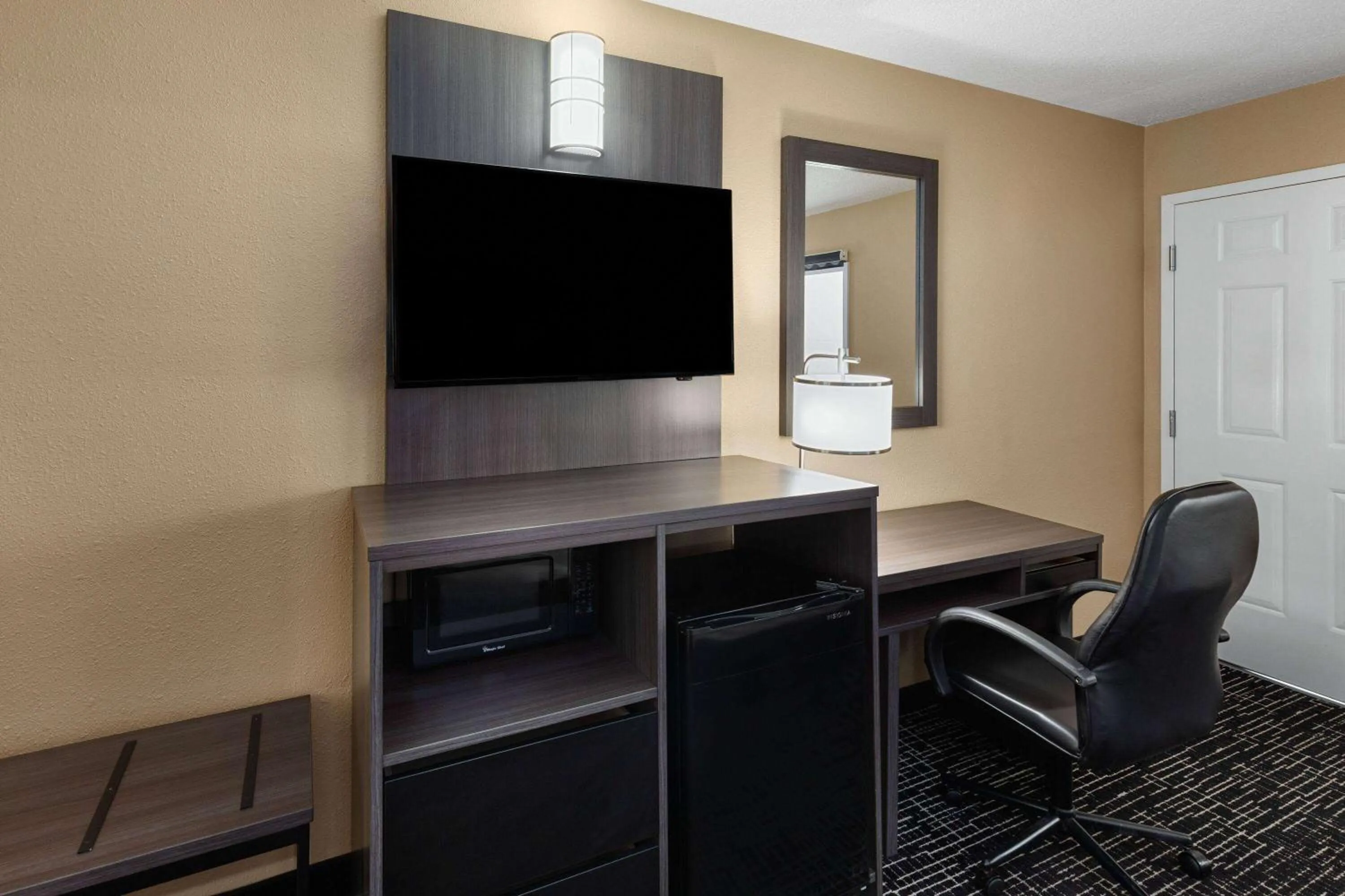 Photo of the whole room in Super 8 by Wyndham Paducah I-24 Exit 4