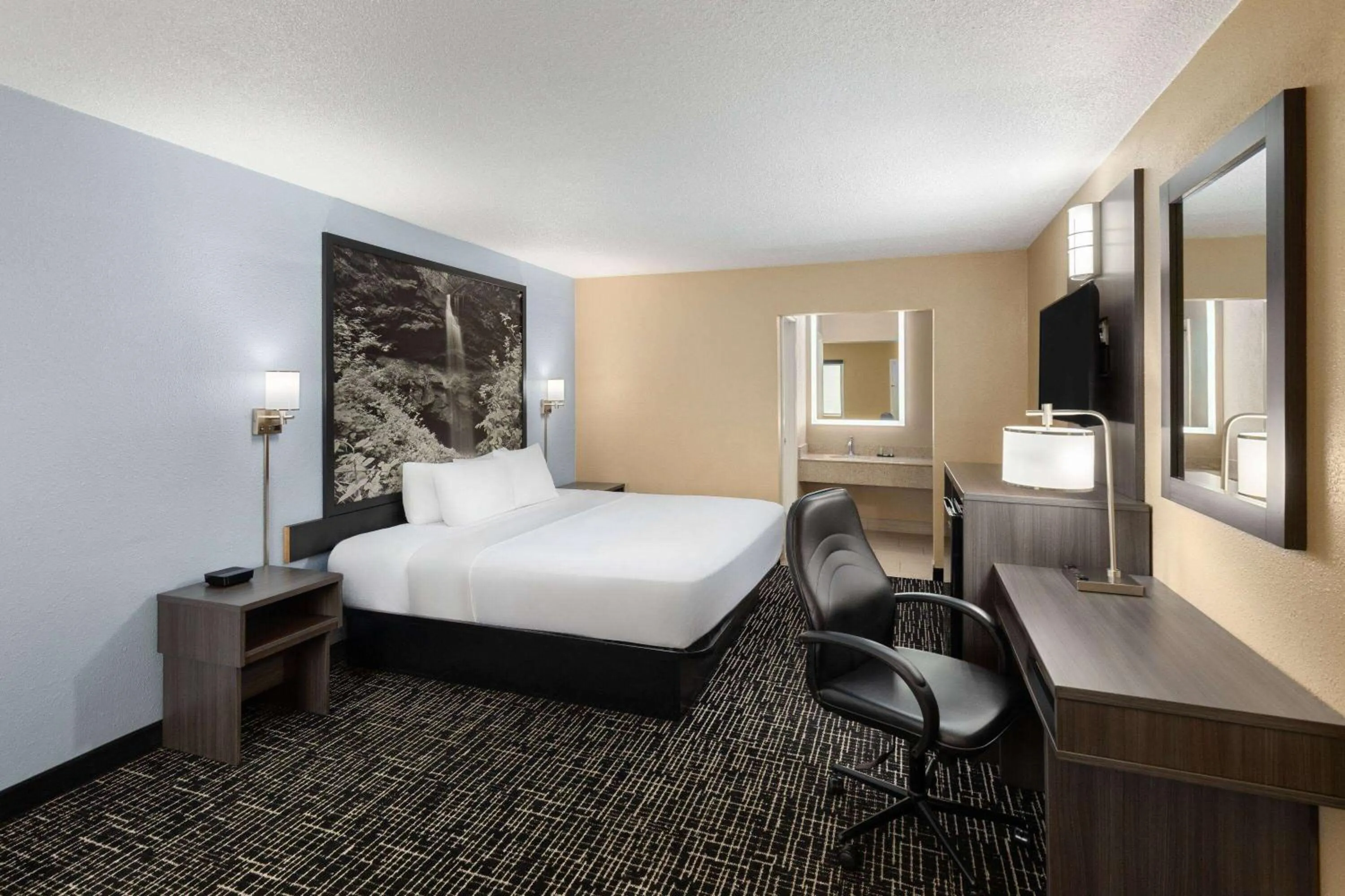 Photo of the whole room, Bed in Super 8 by Wyndham Paducah I-24 Exit 4