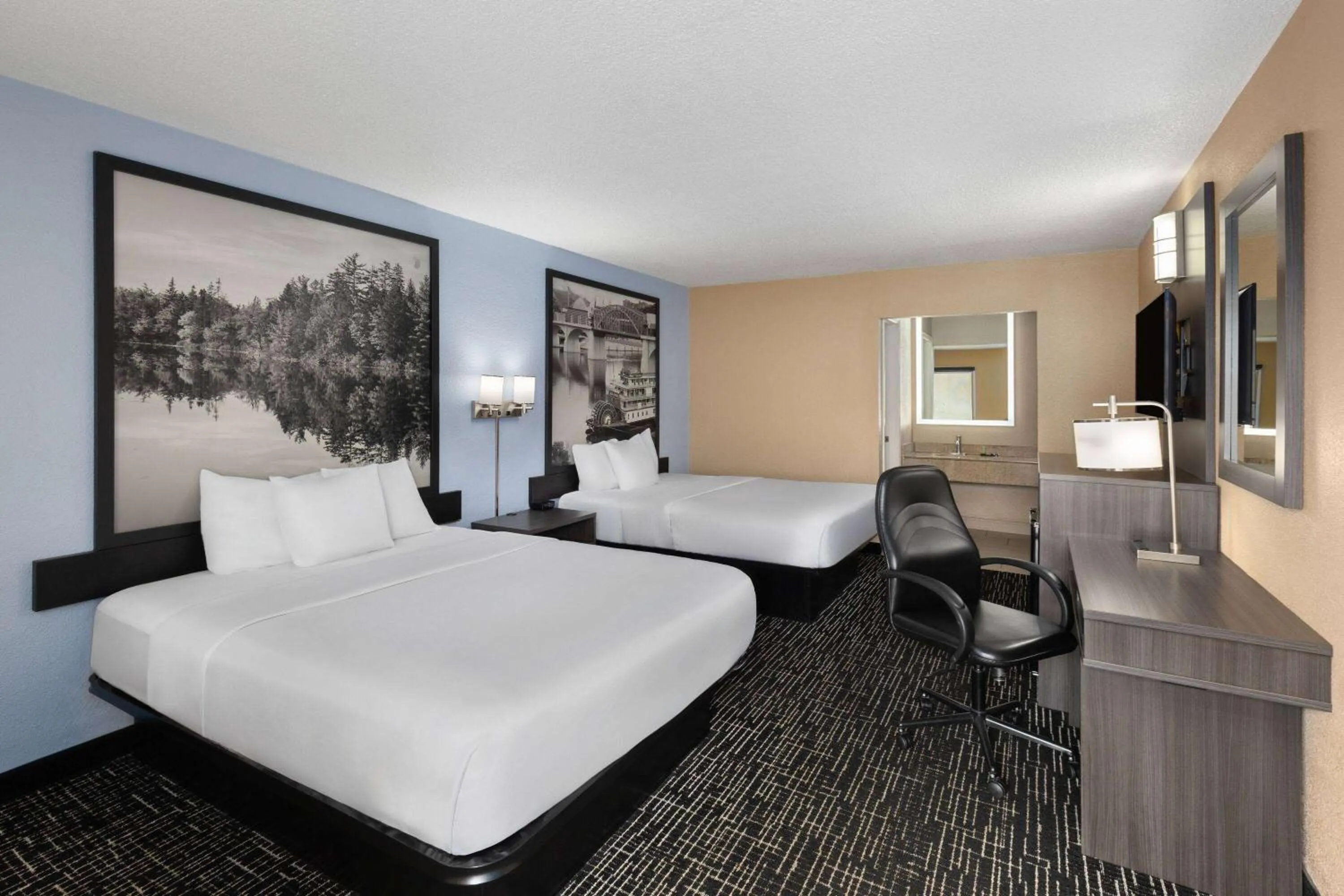 Photo of the whole room, Bed in Super 8 by Wyndham Paducah I-24 Exit 4