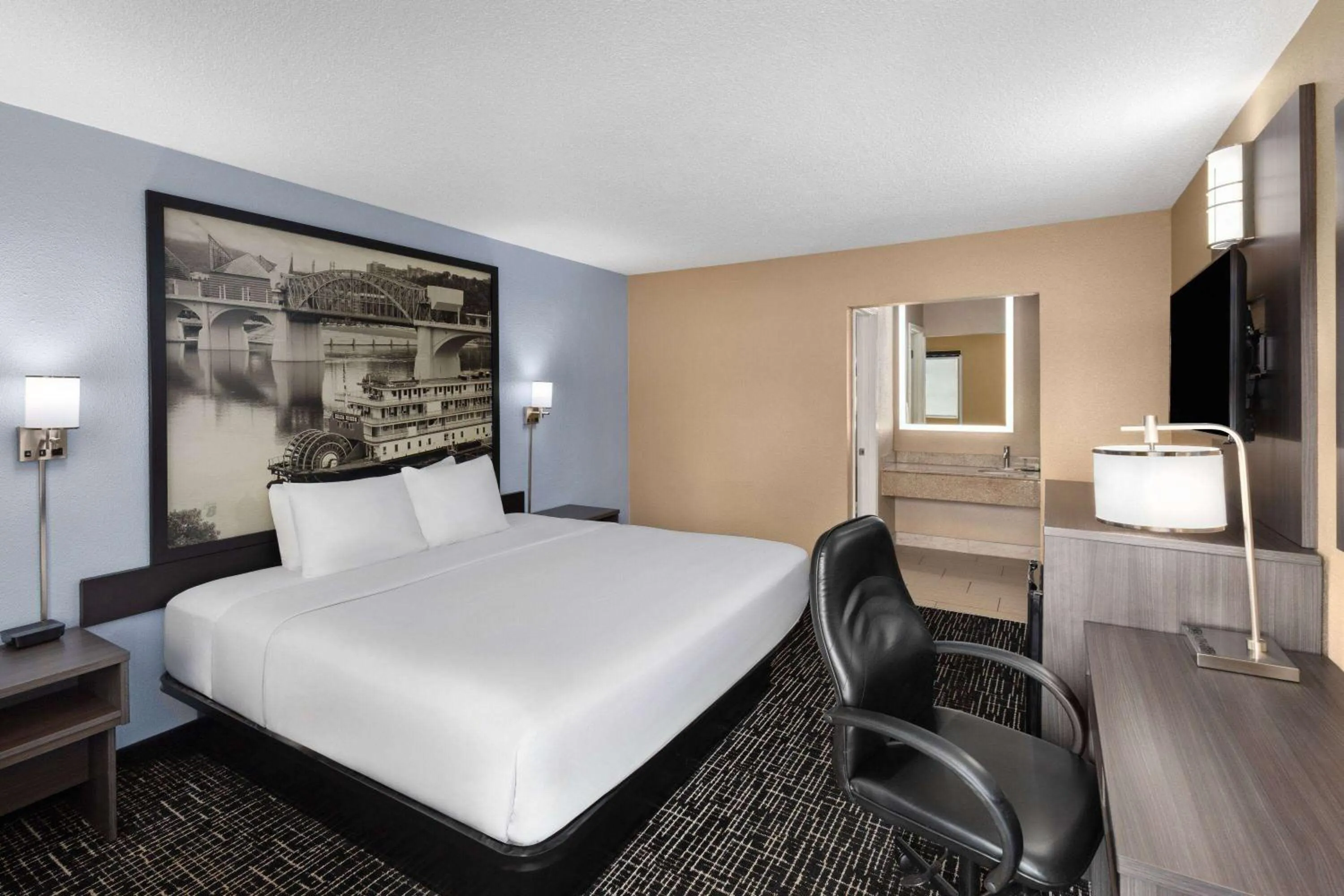 Photo of the whole room, Bed in Super 8 by Wyndham Paducah I-24 Exit 4