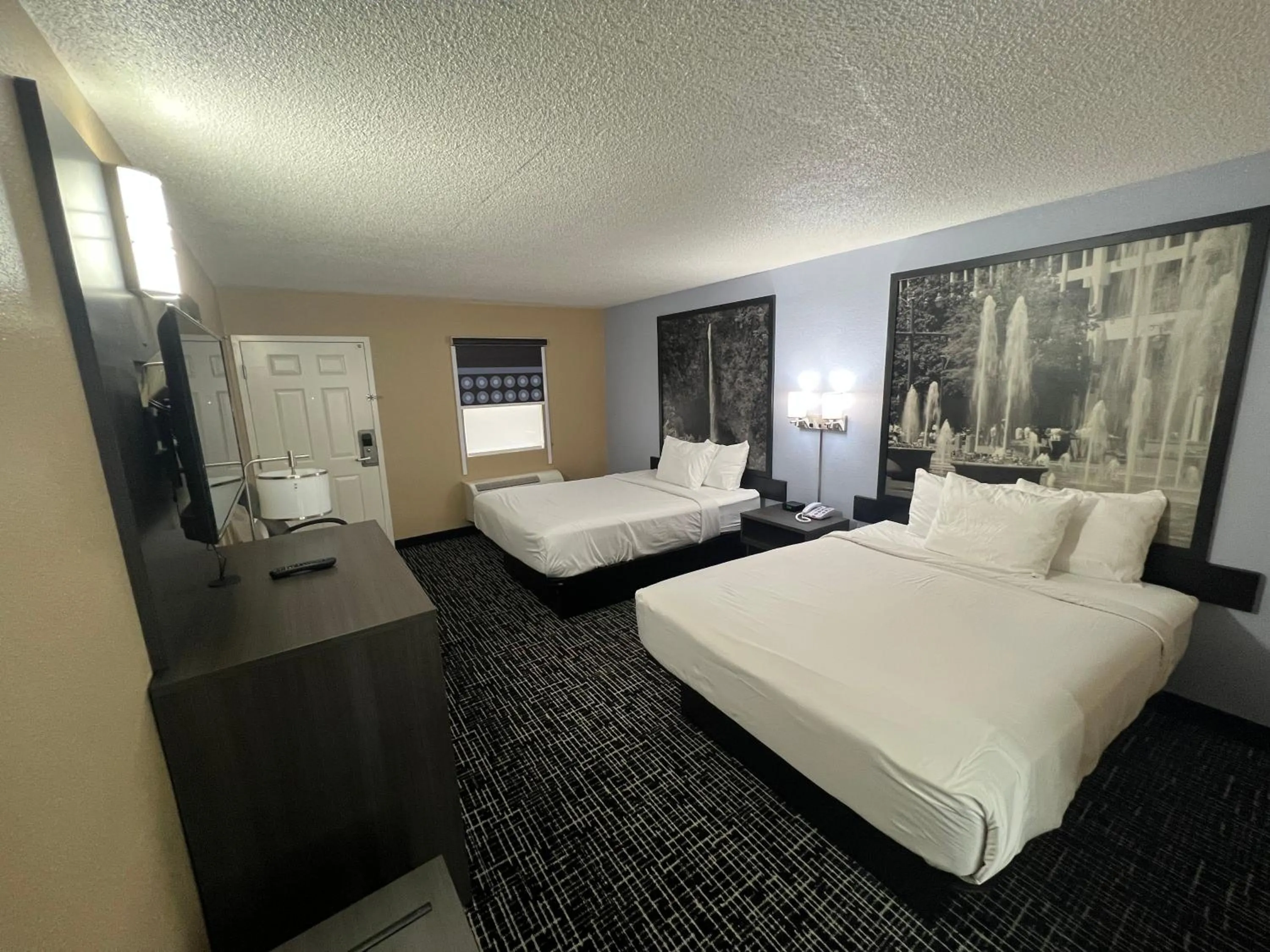 Bedroom, Bed in Super 8 by Wyndham Paducah I-24 Exit 4