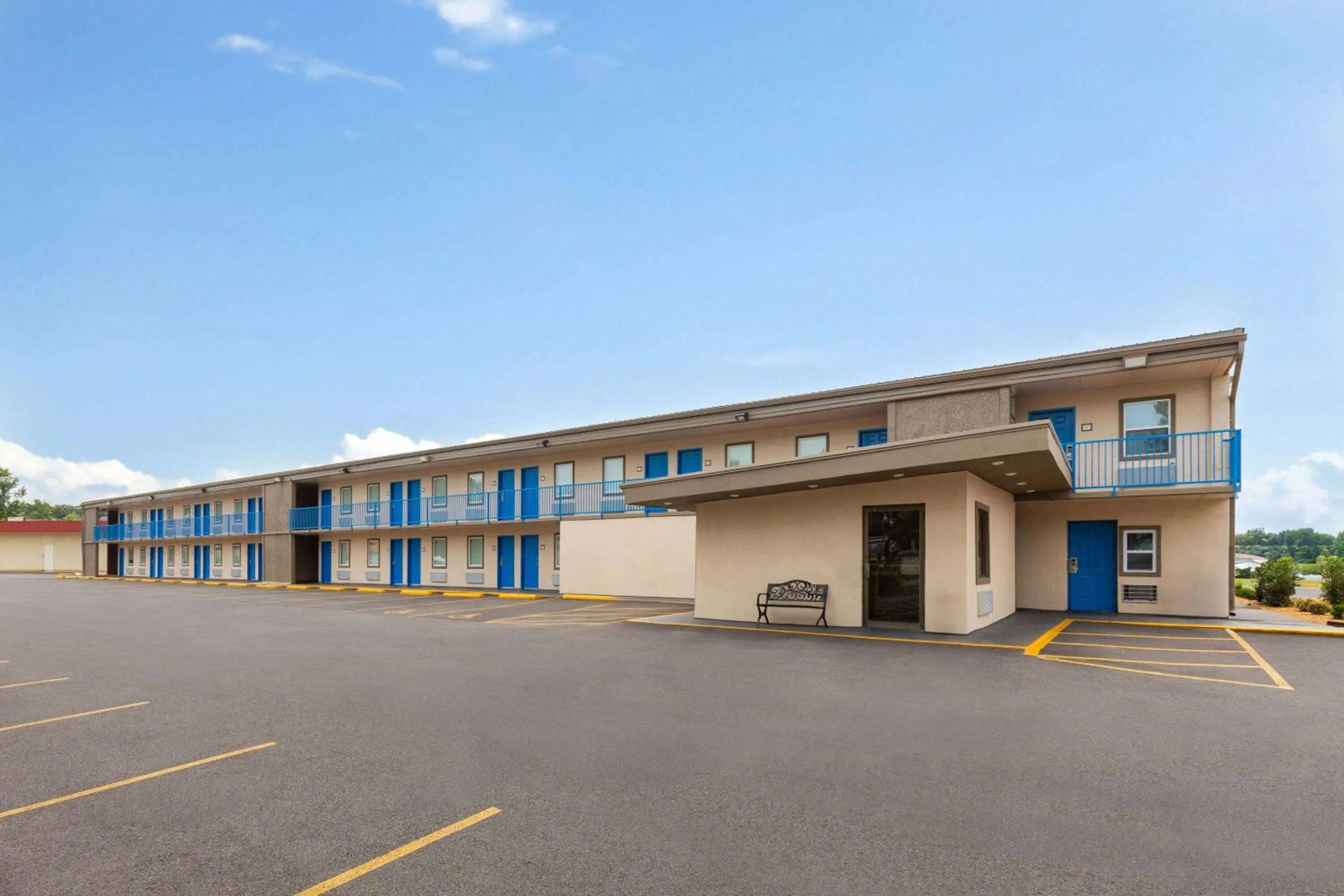 Property building in Super 8 by Wyndham Paducah I-24 Exit 4