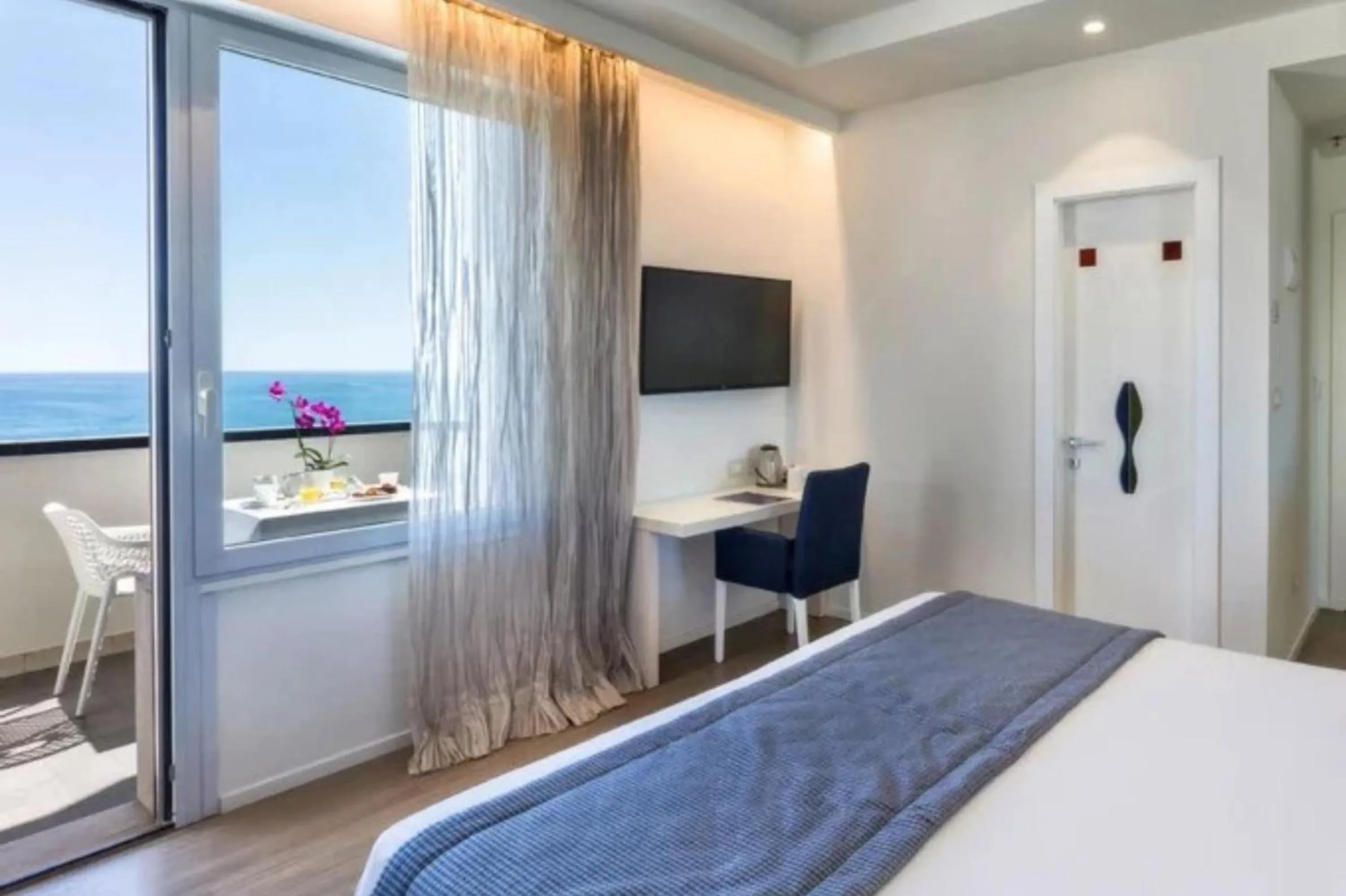 Patio, Bed in Hotel Nautico