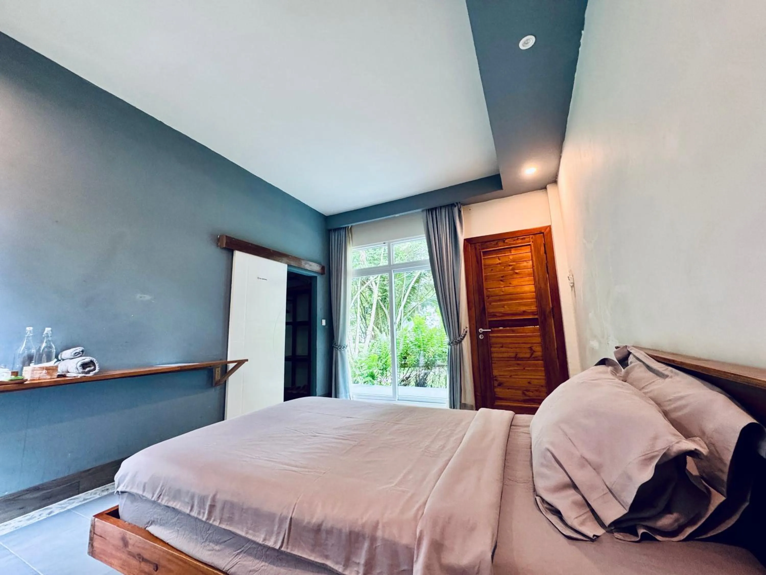 Photo of the whole room, Bed in Kampot Riverfront Boutique