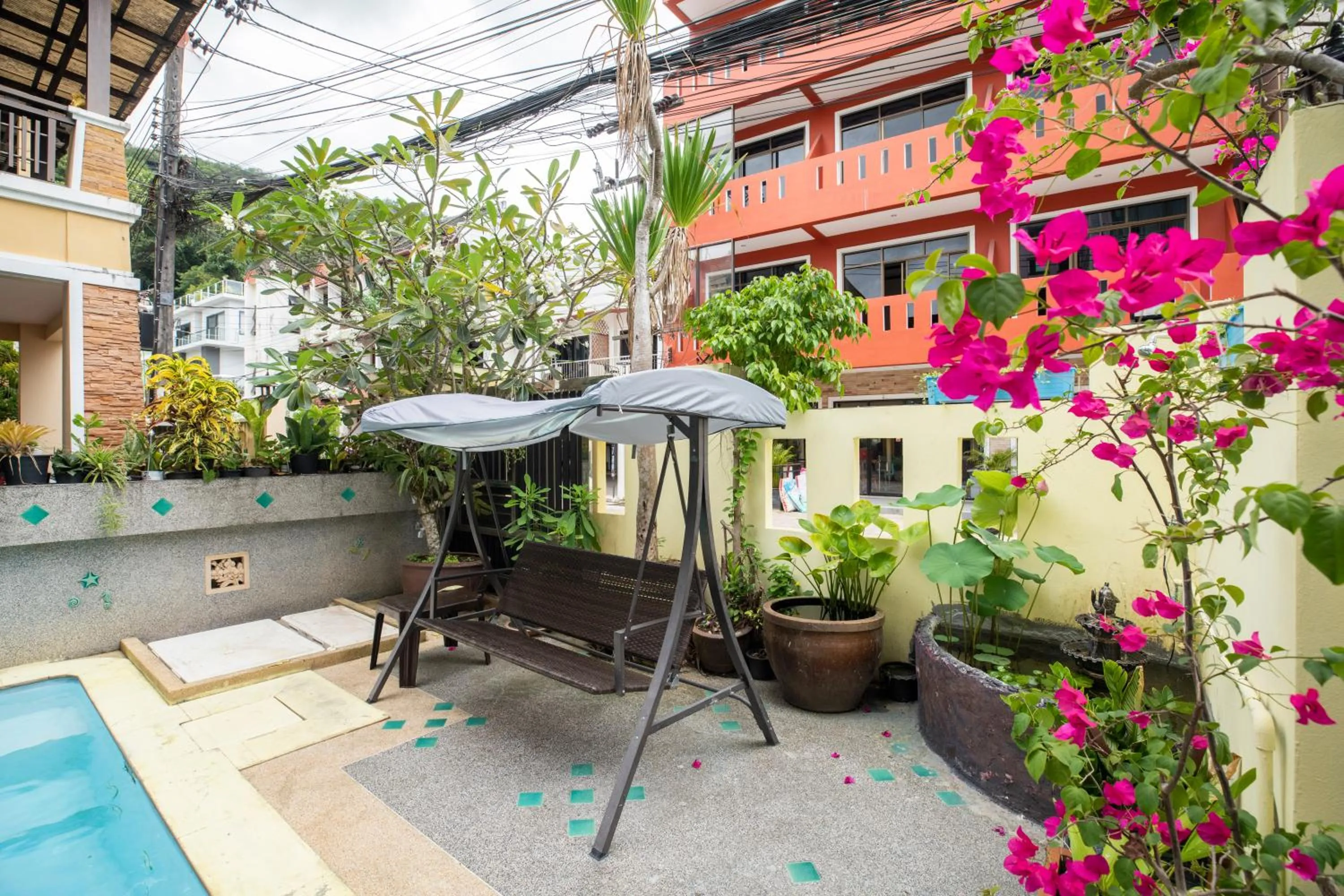 Property building in Lily Holiday hotel 百合假日酒店