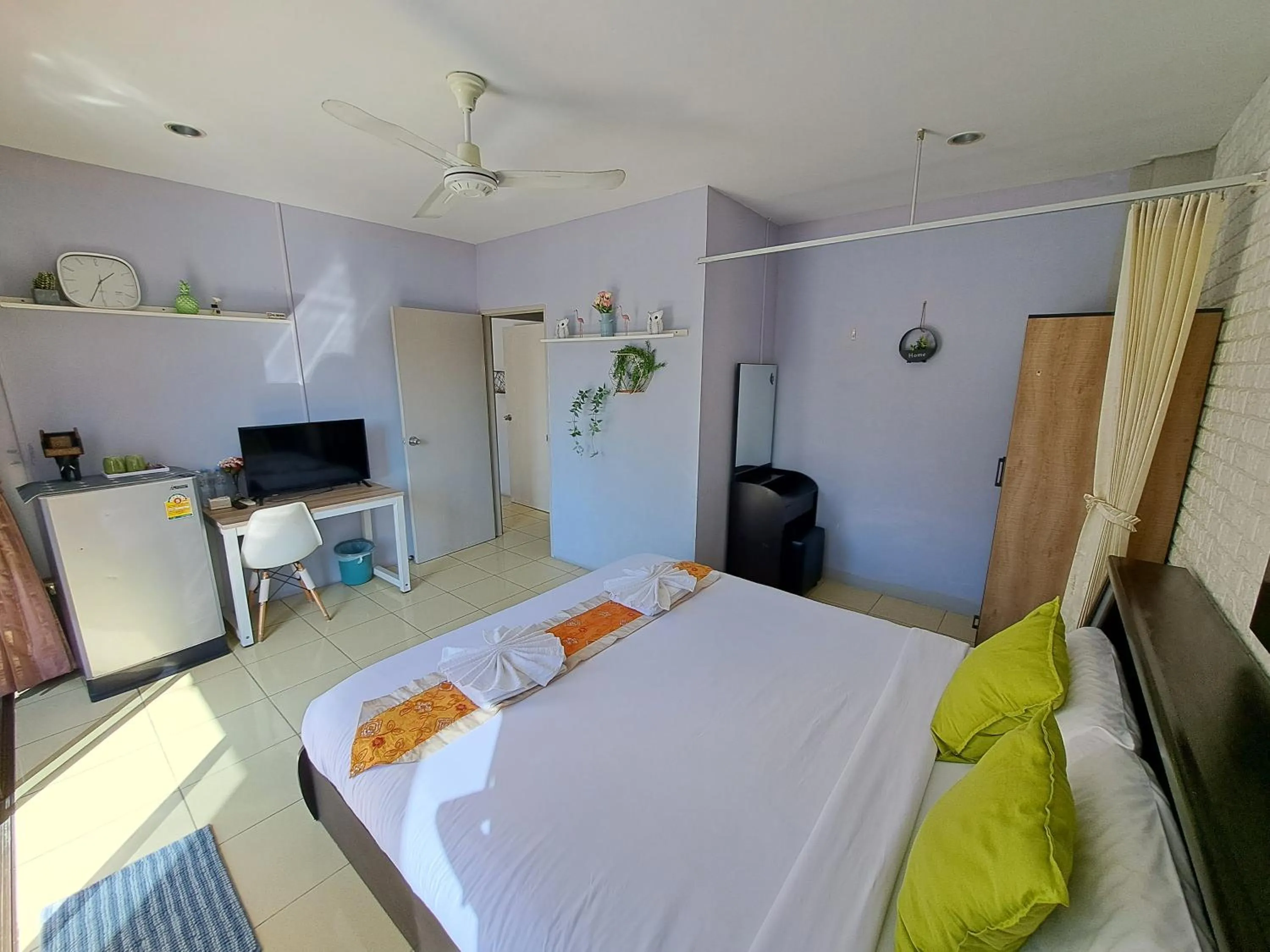 Bed in Lily Holiday hotel 百合假日酒店